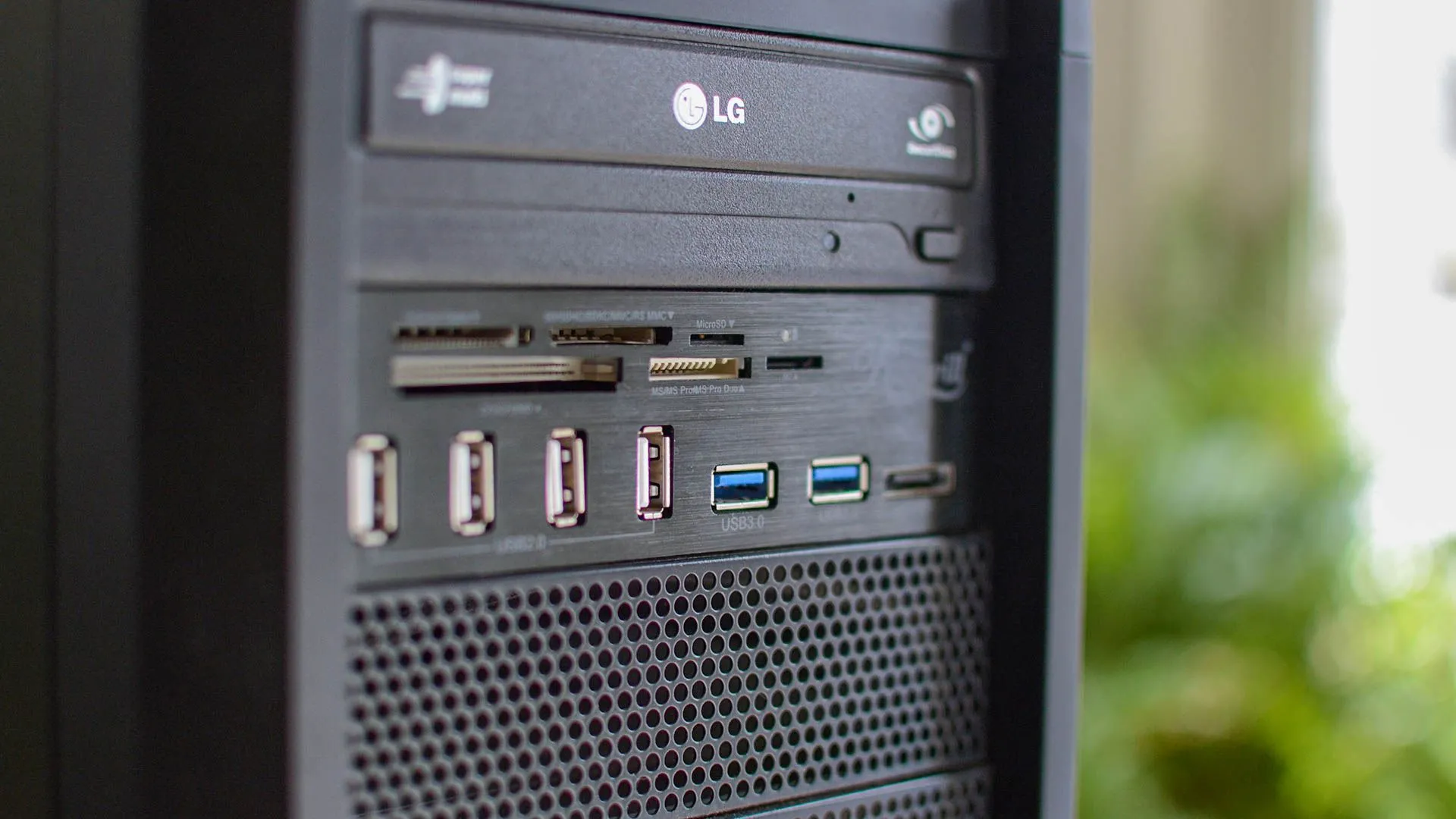 Các cổng kết nối phía sau của một tháp máy tính để bàn LG, minh họa cho việc một chiếc PC thông thường có thể dùng để host server Minecraft miễn phí.