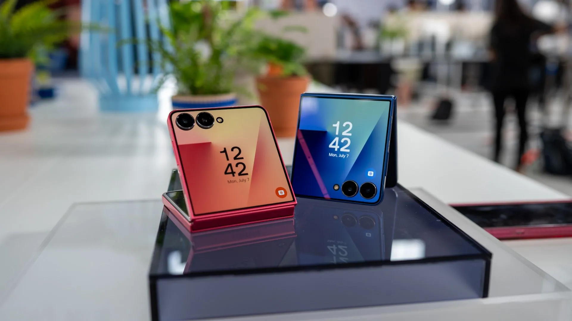 Các điện thoại Samsung Galaxy Z Flip 7 với nhiều màu sắc khác nhau được đặt trên bàn, thể hiện sự đa dạng lựa chọn