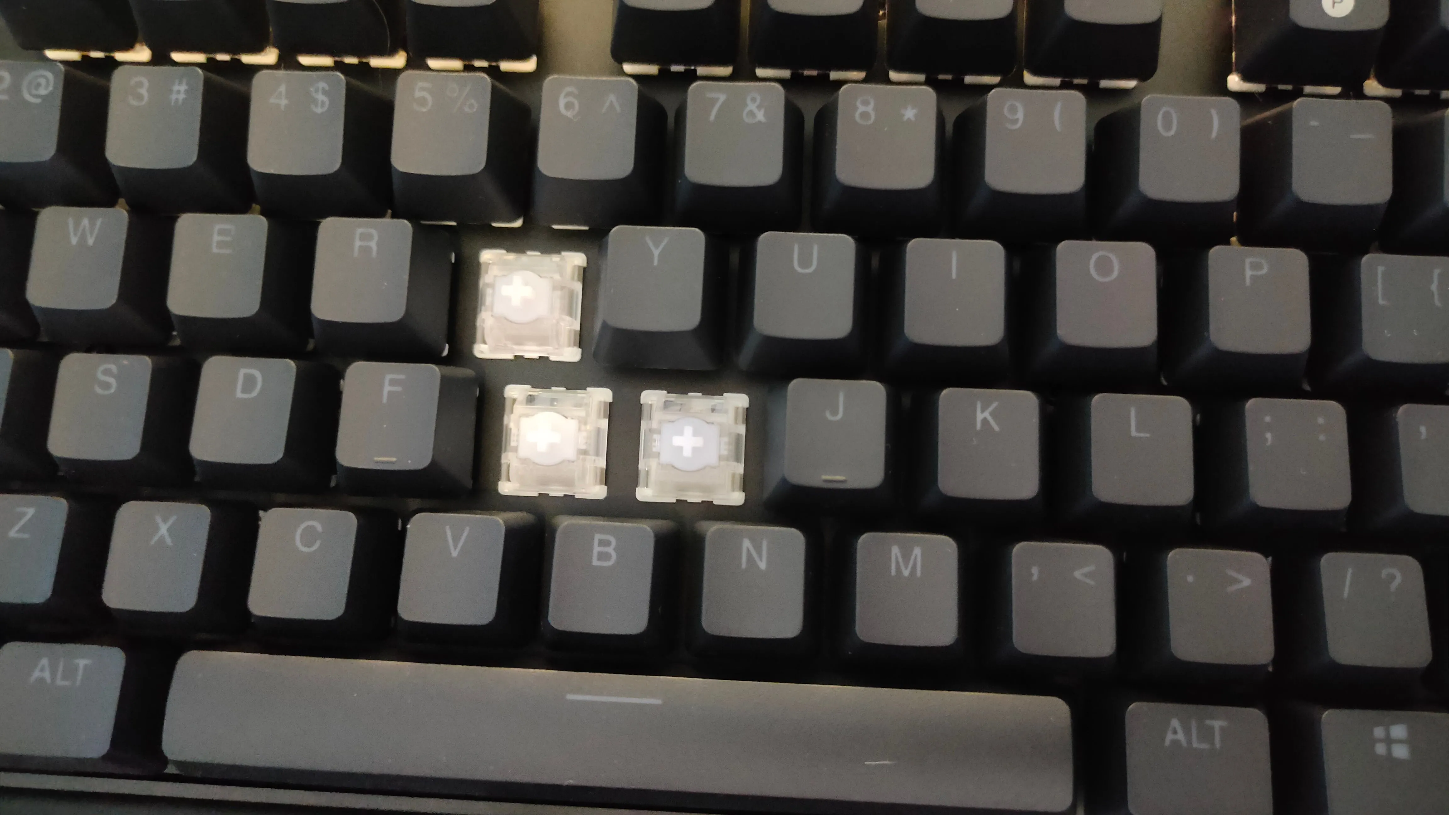 Các keycap đã được tháo khỏi switch Gateron Hall Effect trên bàn phím SteelSeries Apex Pro Gen 3 TKL Wireless, cho thấy khó khăn trong việc tùy biến switch.