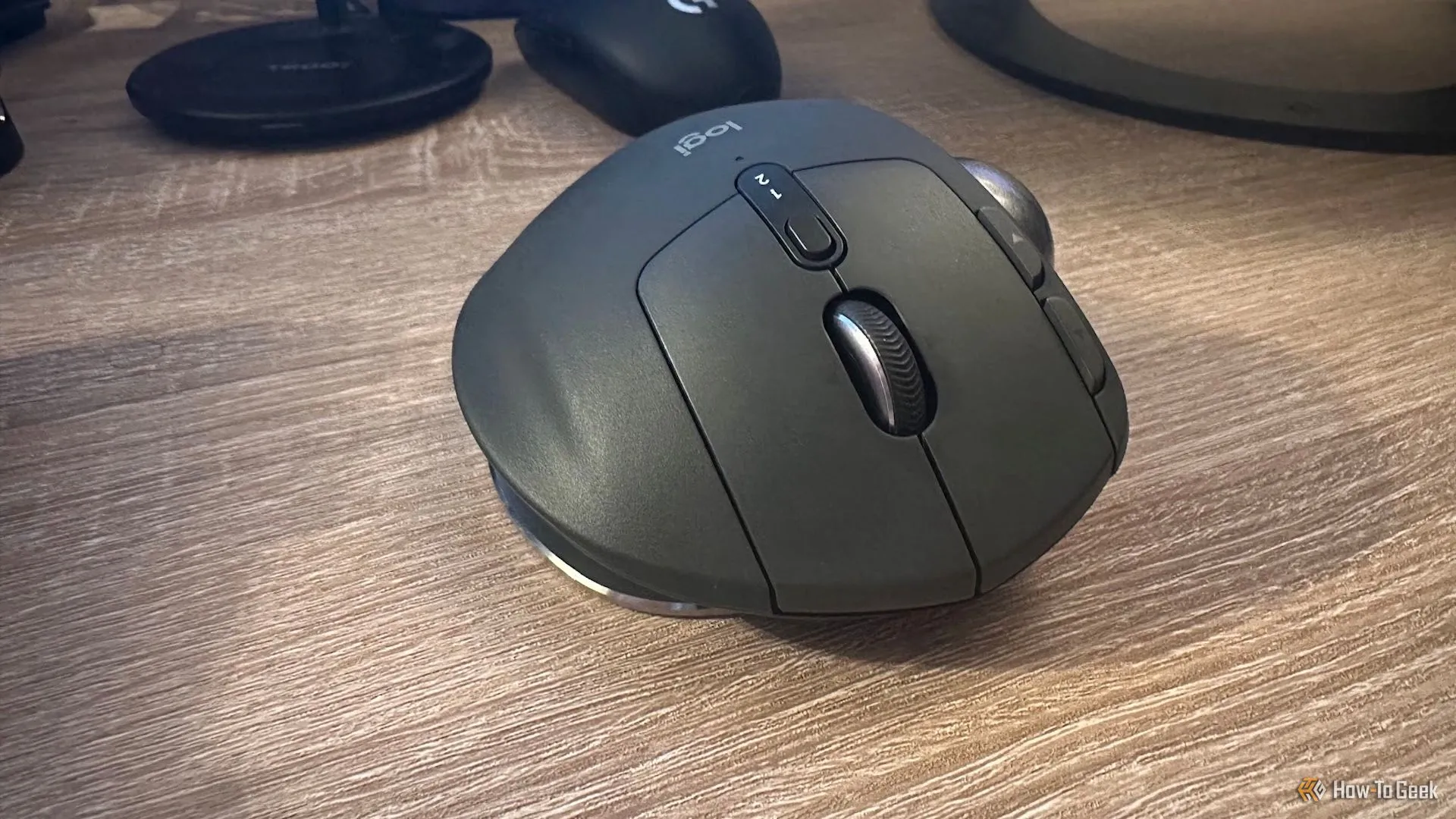 Các nút bấm chính trên chuột Logitech MX Ergo S, nổi bật tính năng bấm im lặng