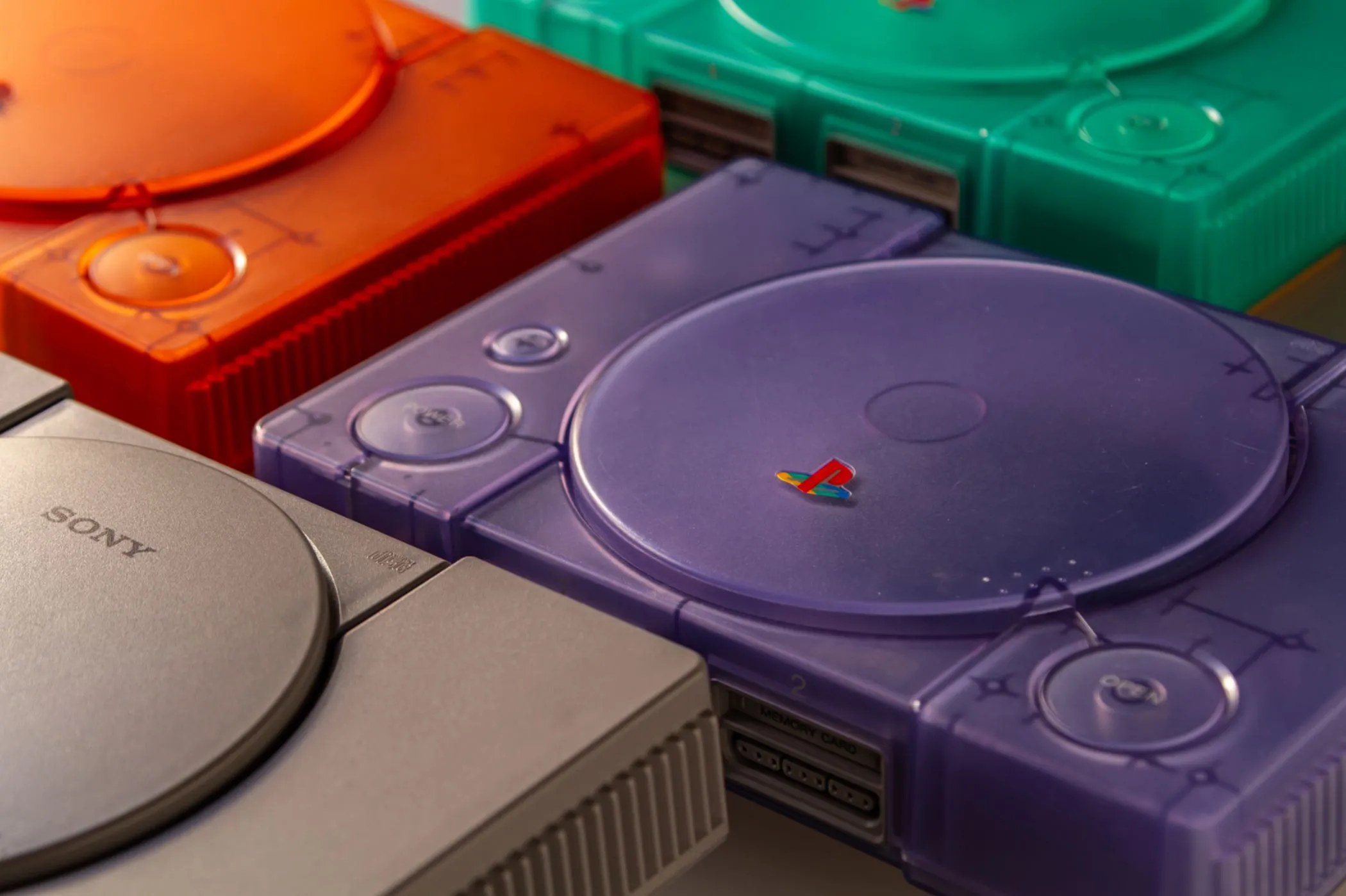 Các phiên bản máy PlayStation nguyên bản, biểu tượng của kỷ nguyên console 32-bit tập trung vào đồ họa 3D.
