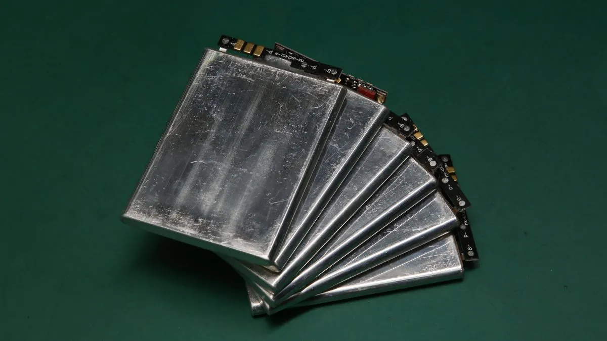 Các viên pin lithium-ion cần được tháo rời và xử lý riêng biệt khỏi thiết bị điện tử cũ