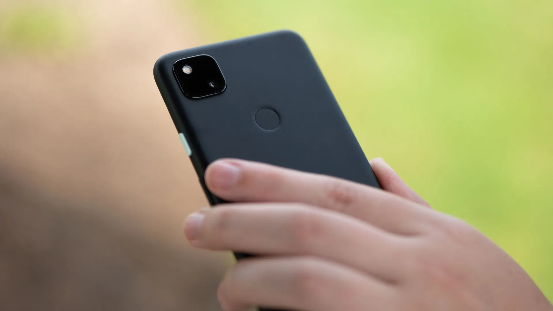 Cảm biến vân tay đặt ở mặt lưng trên điện thoại Google Pixel 4a tiện lợi