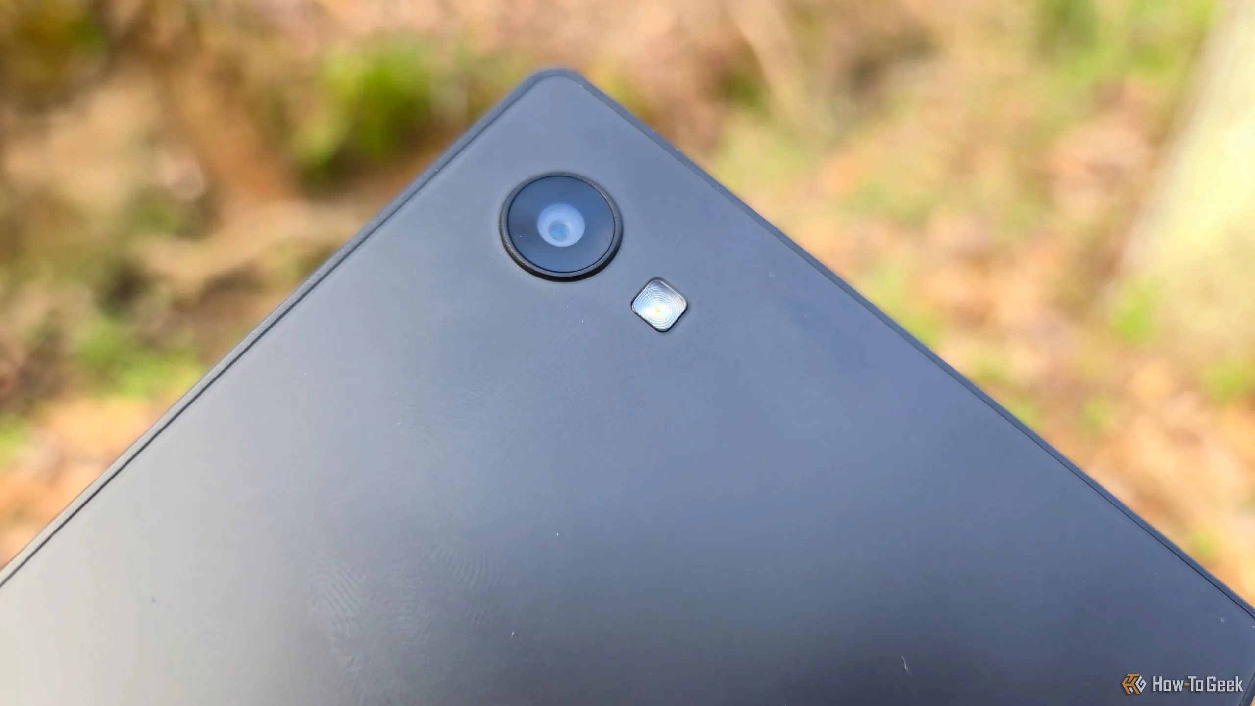 Camera sau 16MP của Minimal Phone, một tính năng hiếm có trên điện thoại tối giản.