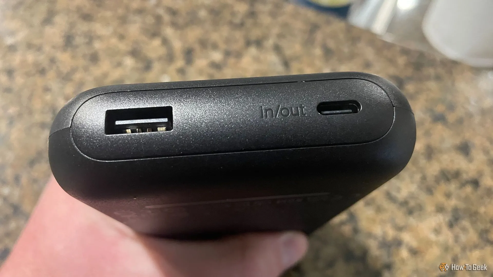 Cận cảnh các cổng sạc USB-C và USB-A trên Belkin BoostCharge Power Bank 20K