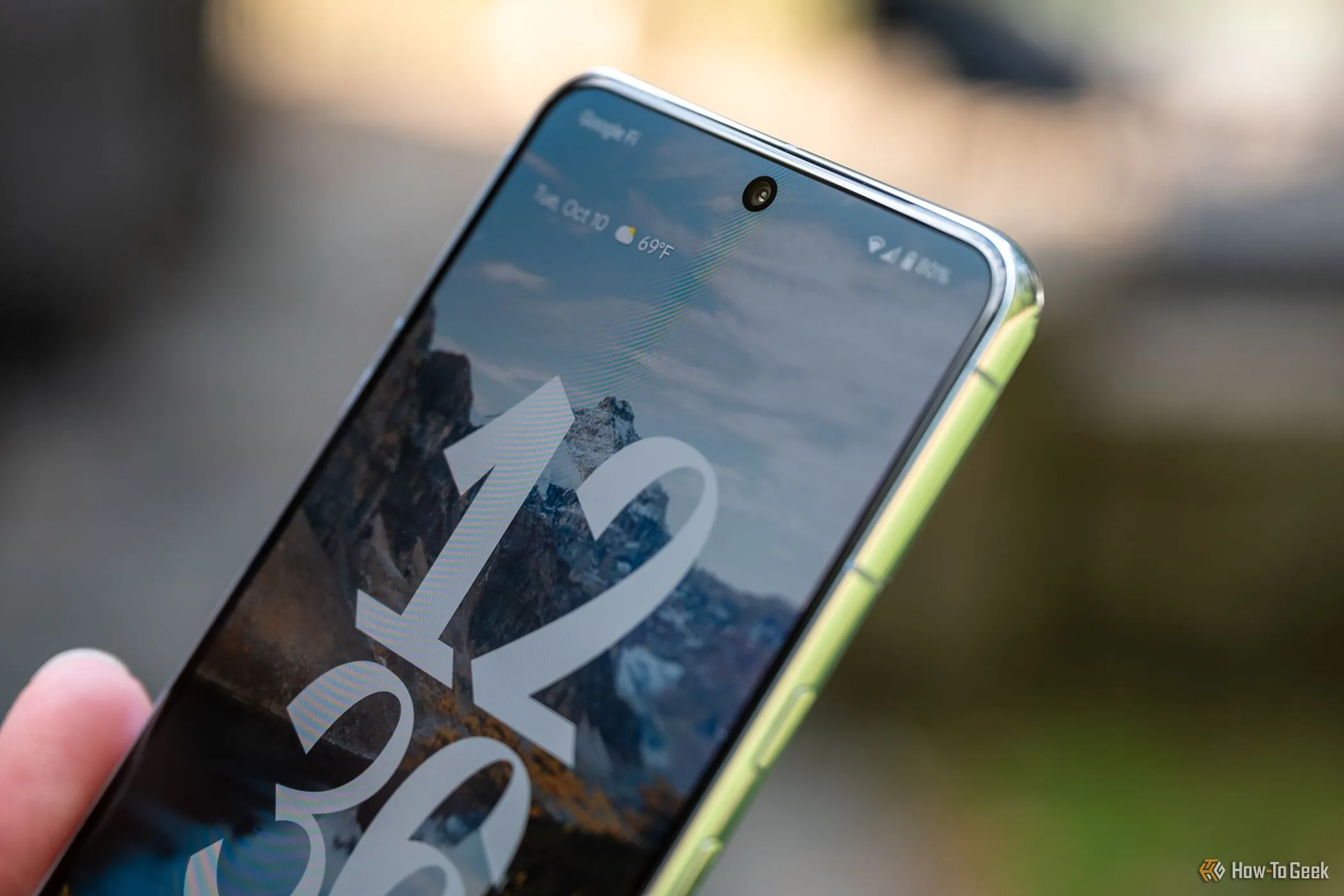 Cận cảnh camera selfie phía trước của điện thoại Google Pixel 8 Pro, cho thấy thiết kế và vị trí camera.