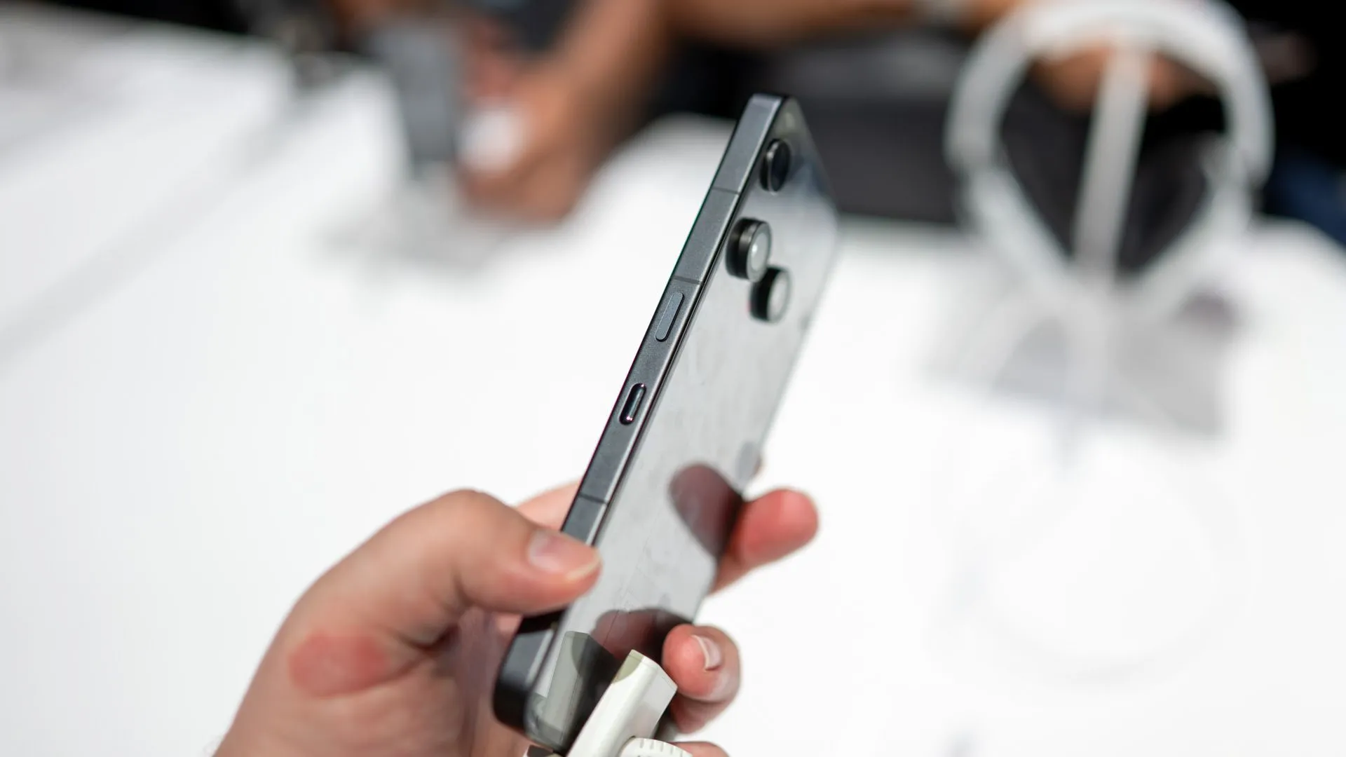 Cận cảnh cạnh bên của Nothing Phone 3, hiển thị nút nguồn và nút Essential