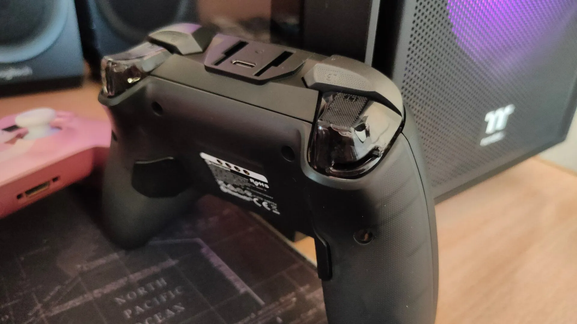 Cận cảnh cò Hall Effect, công tắc Hair-trigger và lẫy phụ có thể lập trình trên tay cầm GameSir Cyclone 2