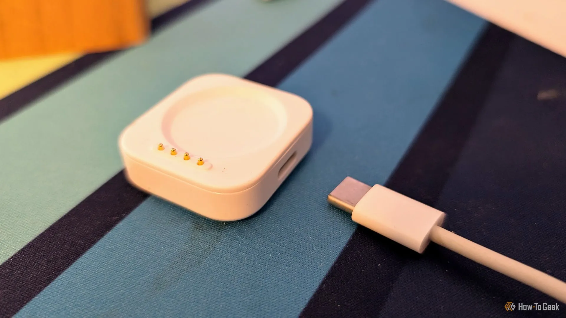 Cận cảnh cục sạc USB-C của OnePlus Watch 3.