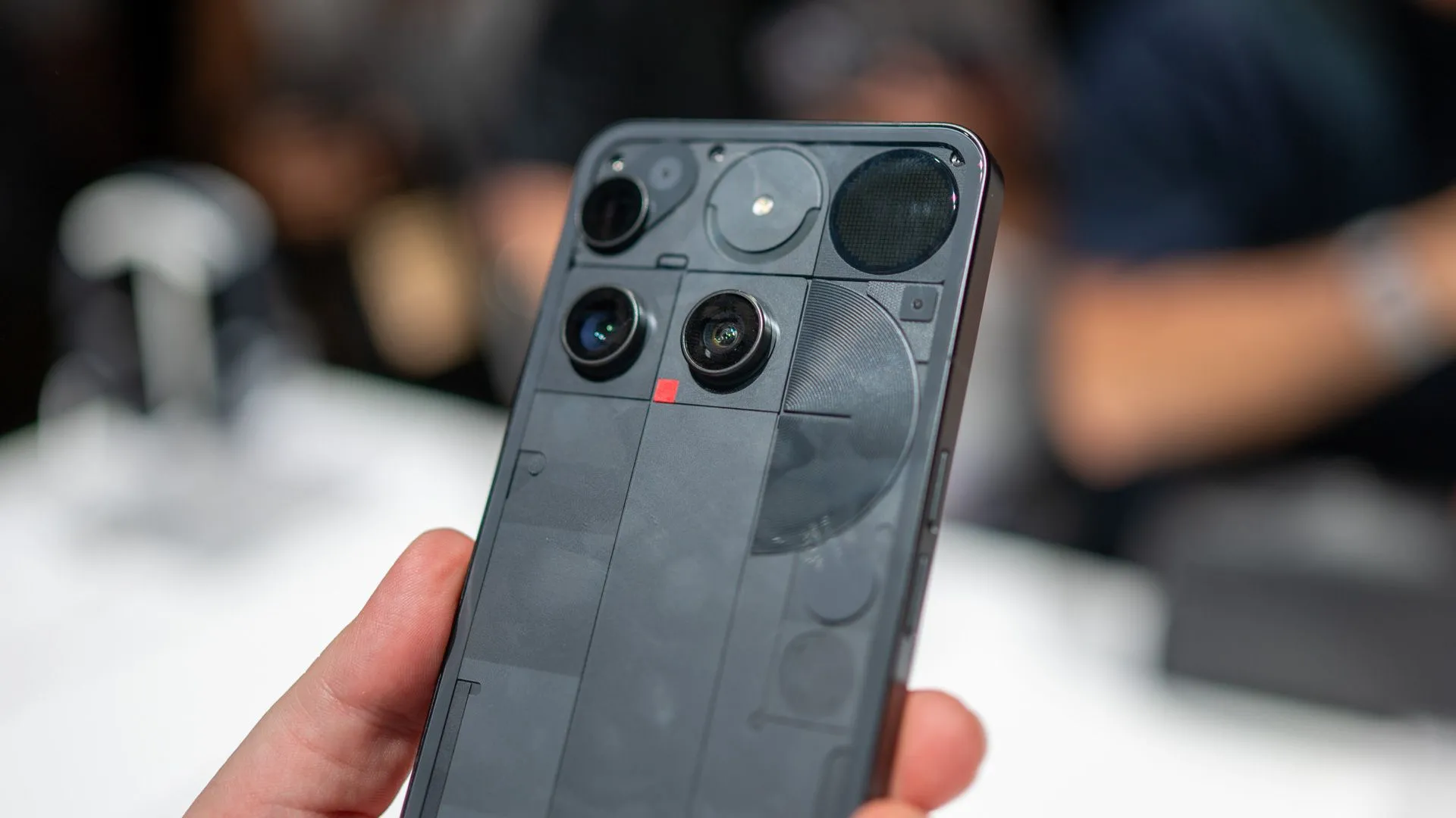 Cận cảnh cụm ba camera 50MP ở mặt lưng trong suốt của Nothing Phone 3