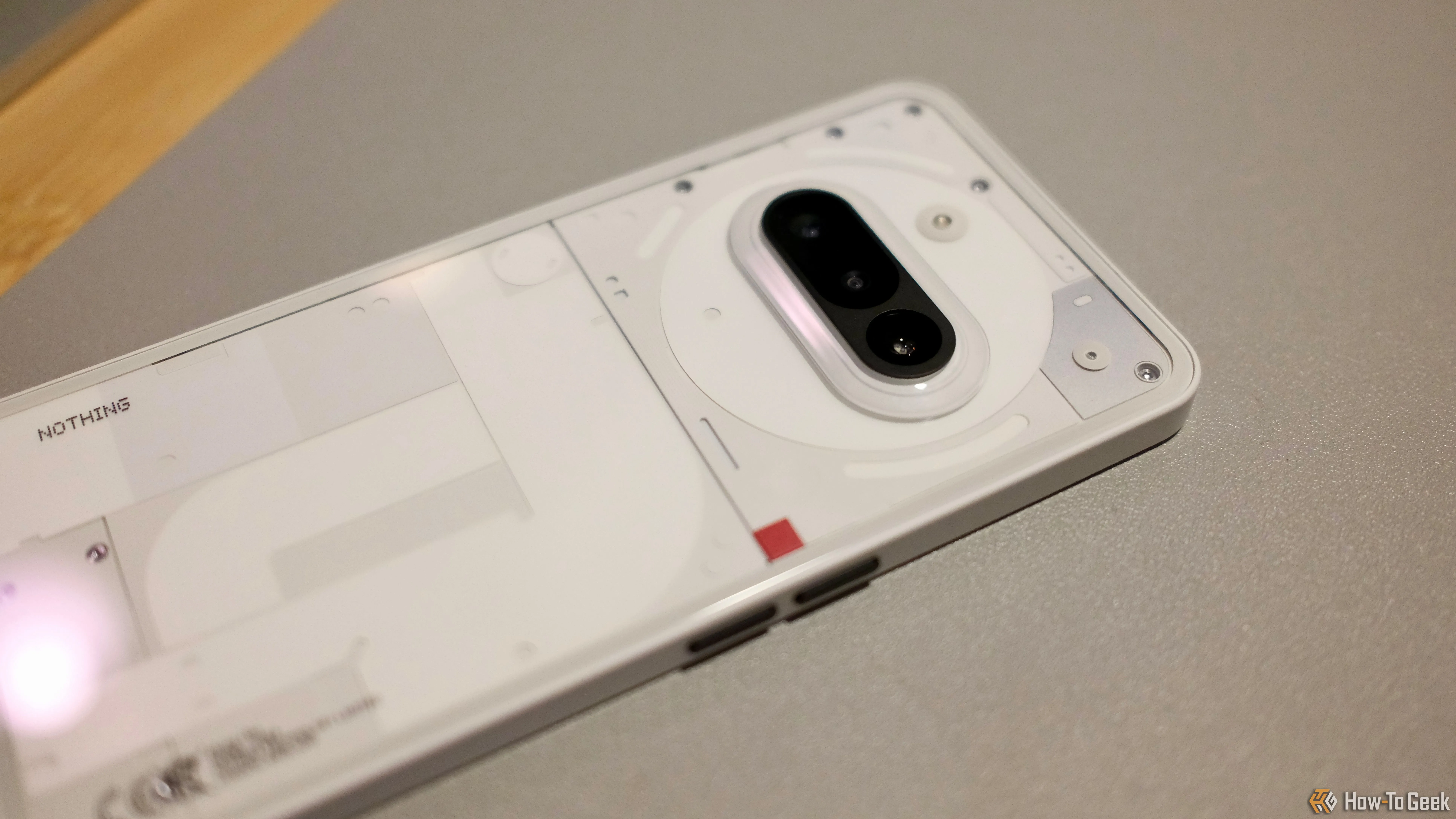 Cận cảnh mặt lưng Nothing Phone (3a) với các đường nét tinh xảo và mô-đun camera