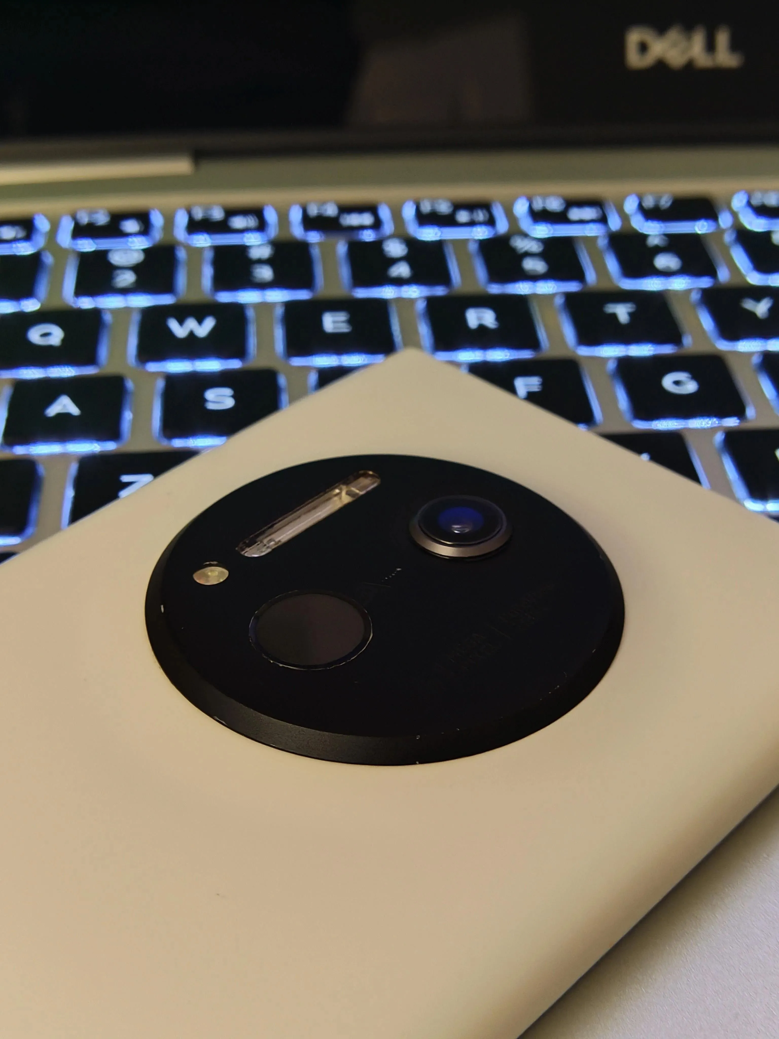 Cận cảnh mặt sau của NokiApple LumiPhone 1020 SE, nổi bật cụm camera lớn đặc trưng của Nokia Lumia 1020 đã được tùy chỉnh để tích hợp phần cứng iPhone SE 2022.