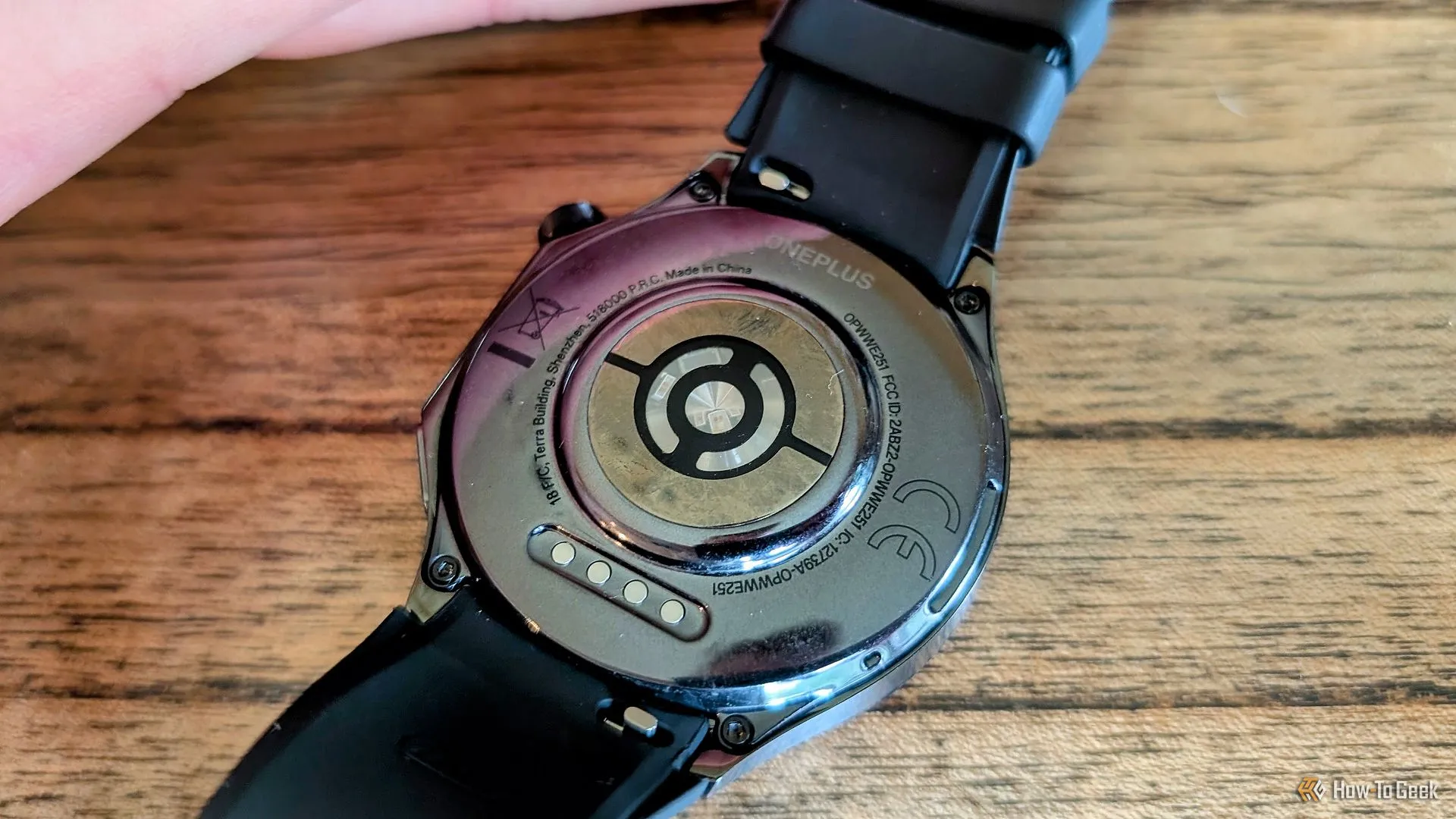 Cận cảnh mặt sau OnePlus Watch 3, hiển thị các cảm biến.
