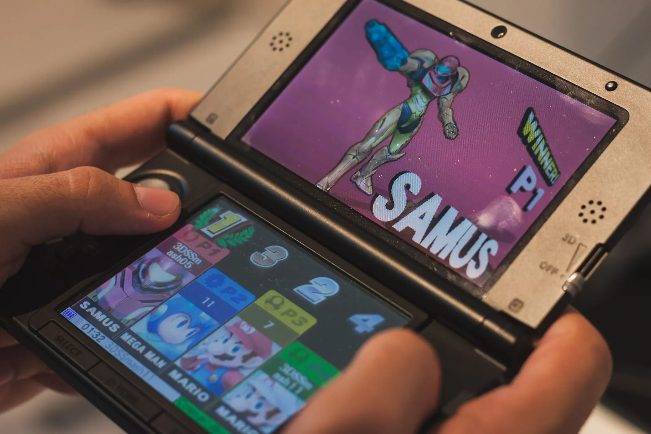 Cận cảnh máy chơi game cầm tay Nintendo 3DS màu đen