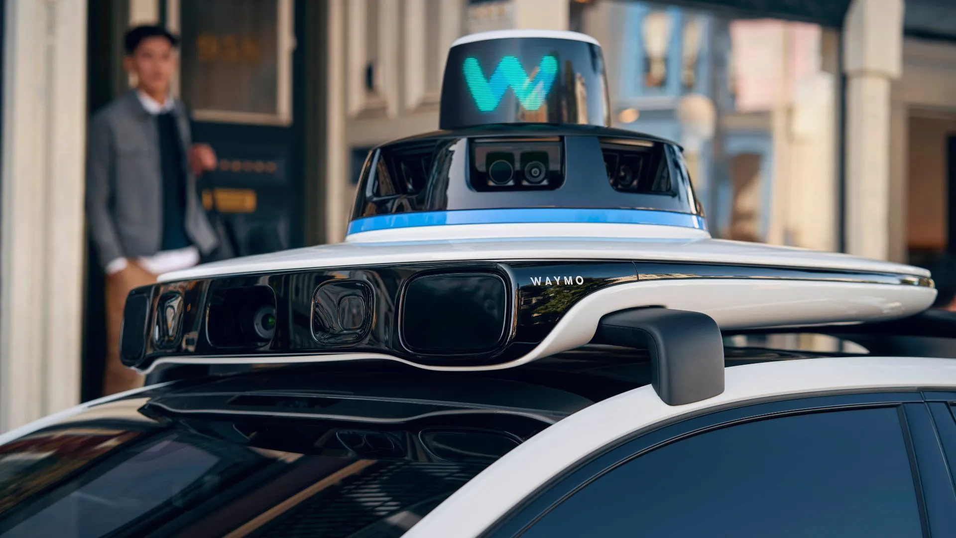 Cận cảnh một chiếc robotaxi Waymo Jaguar I-Pace với các cảm biến lidar và camera quanh thân xe.