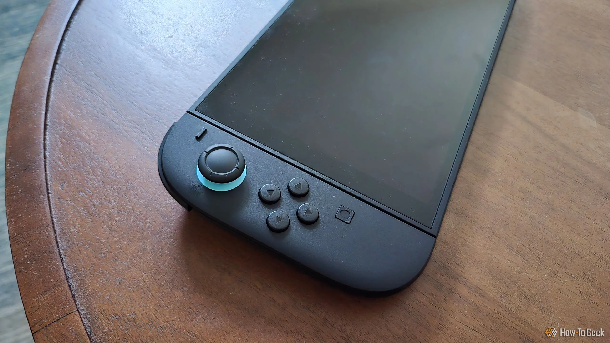 Cận cảnh tay cầm Joy-Con trái màu xanh với điểm nhấn đỏ trên Nintendo Switch 2 mới.