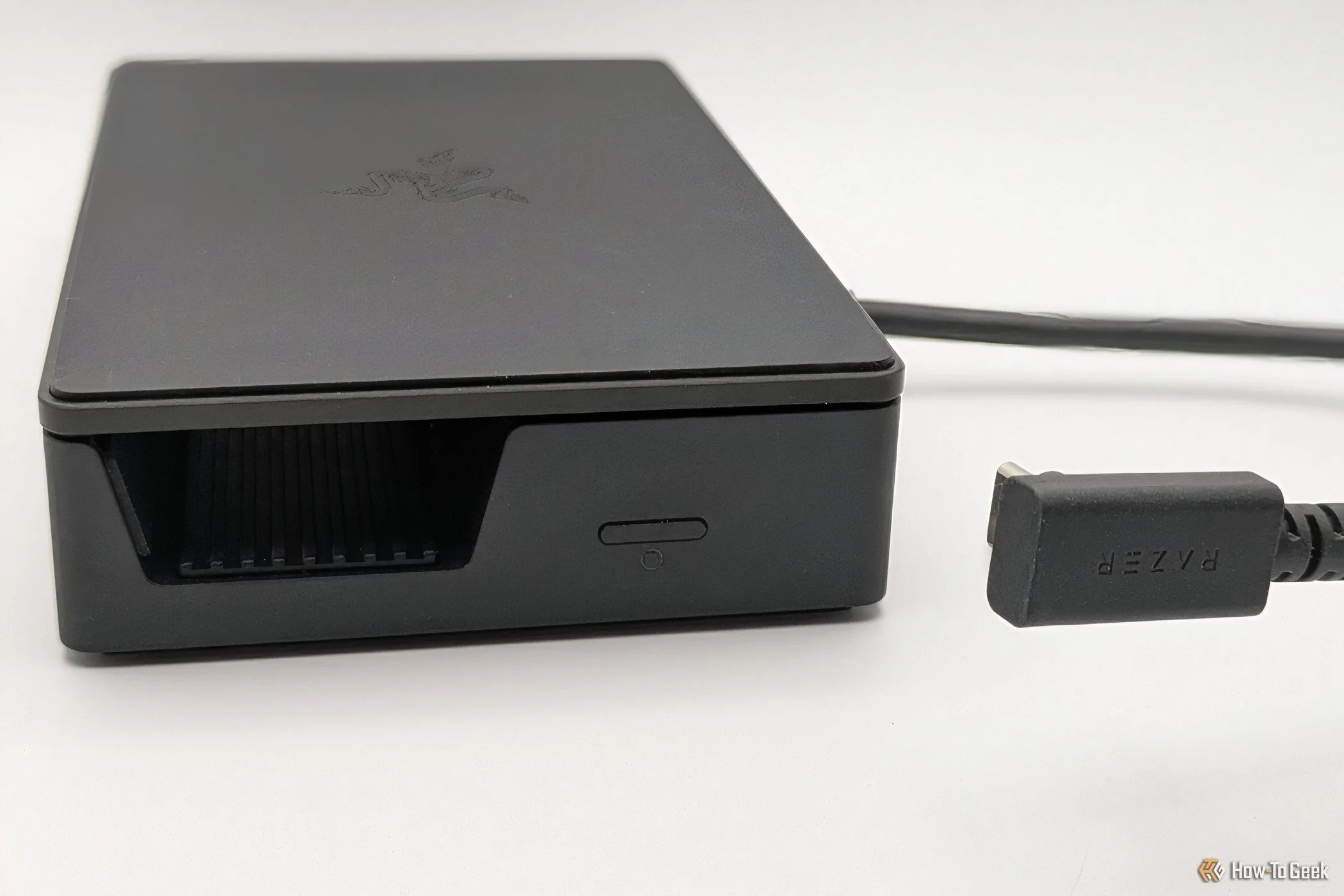 Cạnh bên của Razer Handheld Dock Chroma hiển thị nút bấm điều chỉnh hiệu ứng ánh sáng RGB