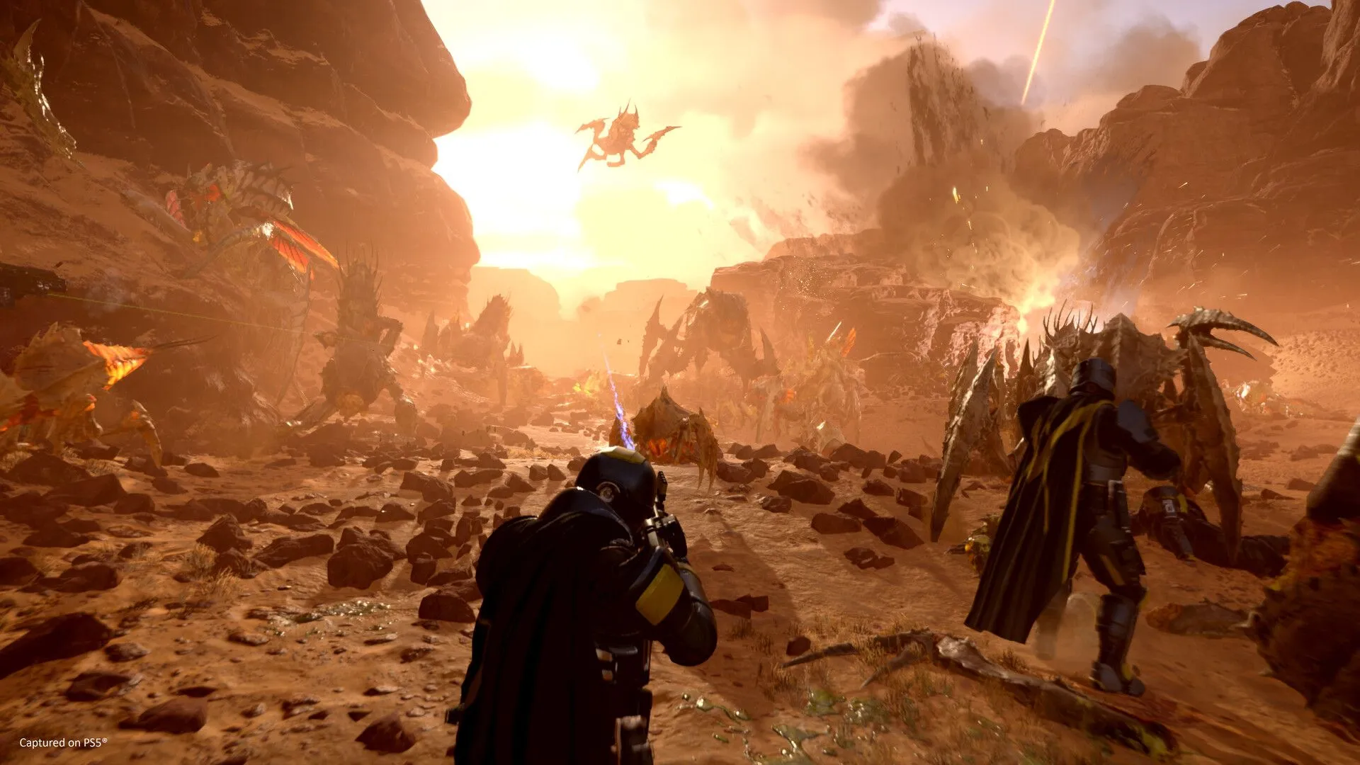 Cảnh chiến đấu kịch tính trong Helldivers 2, một tựa game hành động hỗ trợ Cross-Play giữa PS5 và PC.
