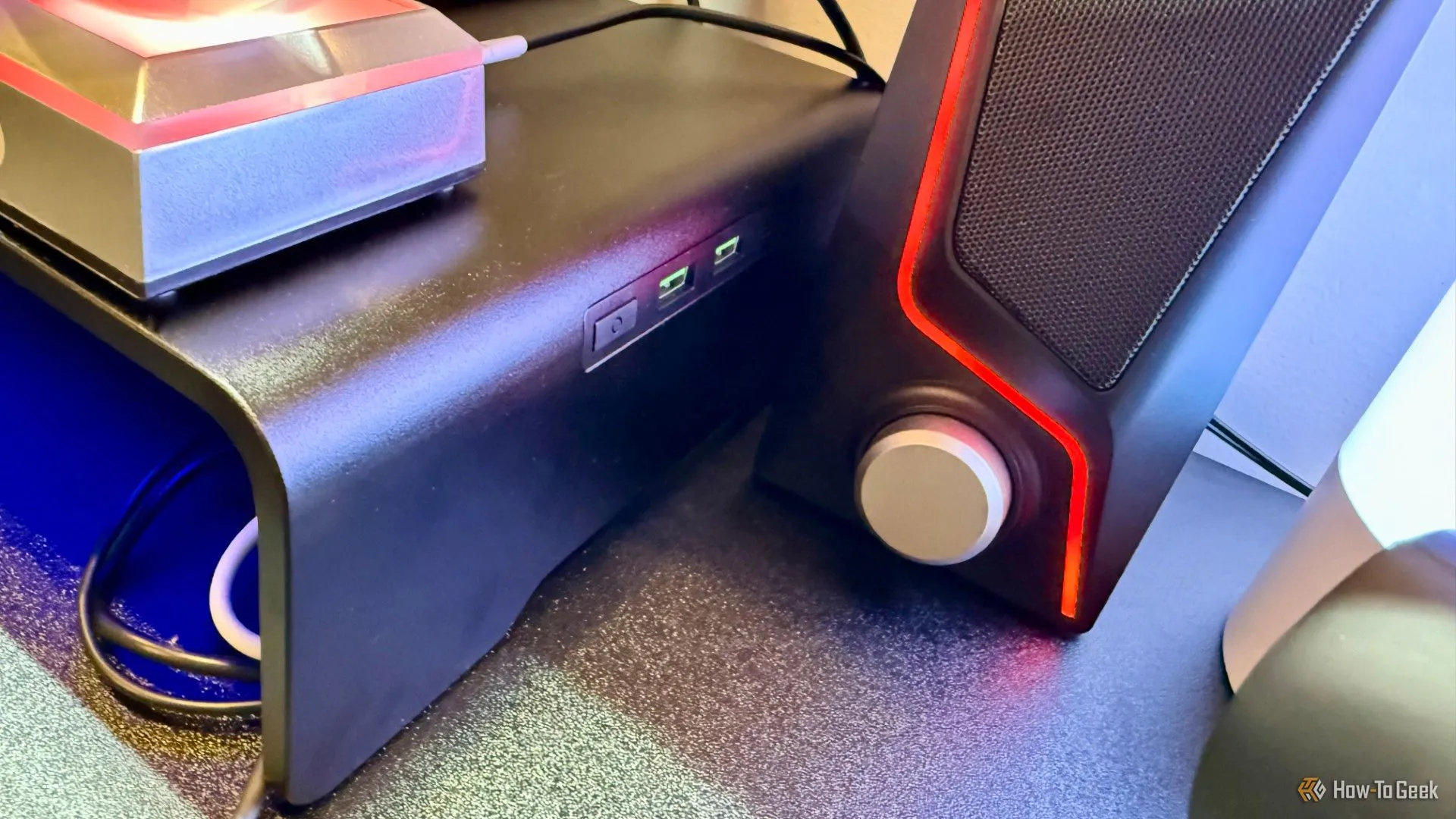 Cạnh phải của Razer Monitor Stand Chroma hiển thị các cổng kết nối