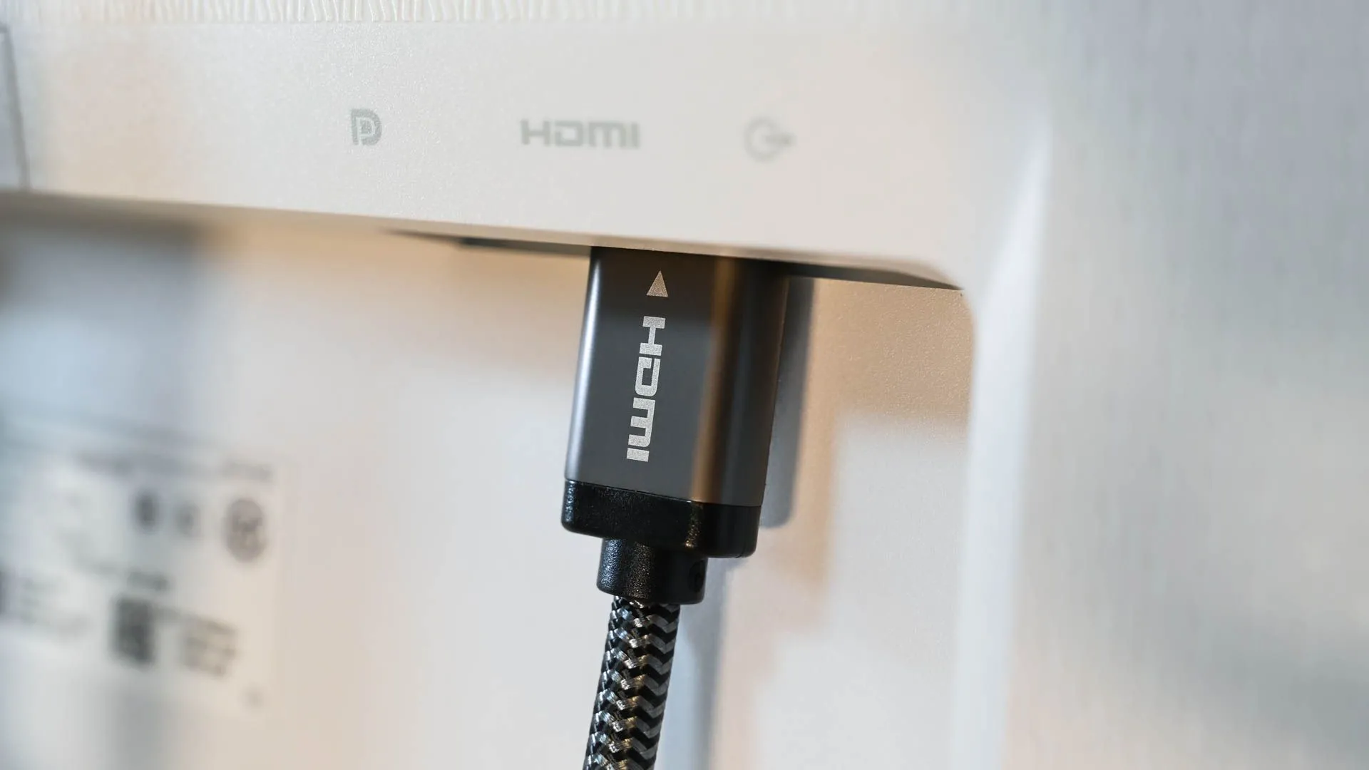 Cáp HDMI được cắm vào máy tính, minh họa việc lựa chọn cáp phù hợp cho màn hình 4K