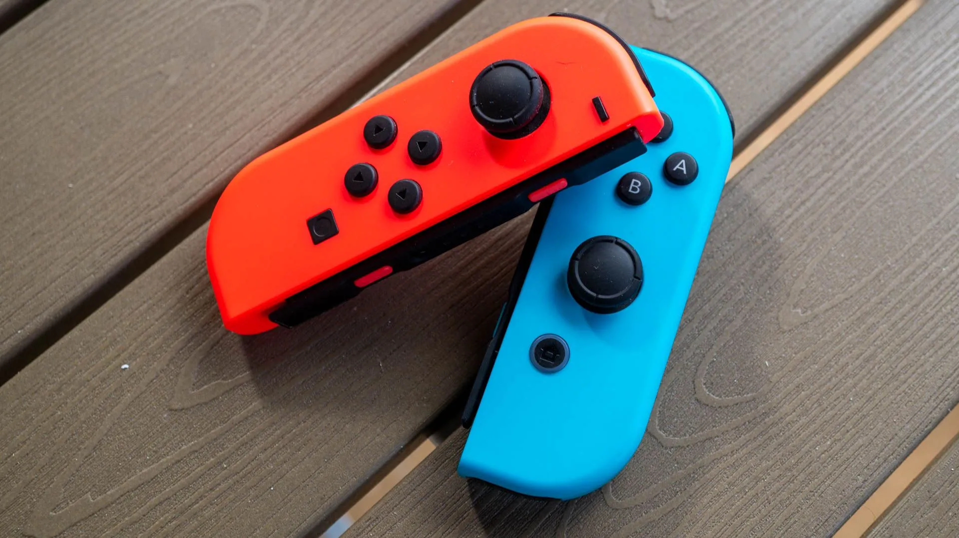 Cặp tay cầm Joy-Con của Nintendo Switch, đại diện cho khả năng chơi game trực tuyến nhiều người.