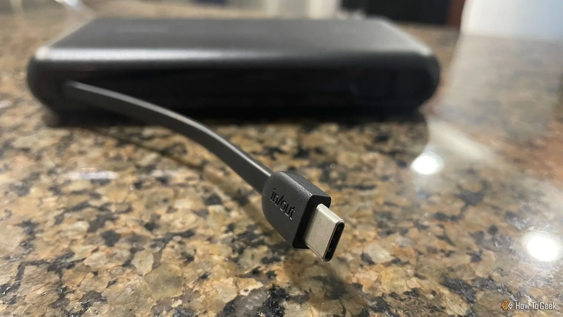 Cáp USB-C tích hợp tiện lợi của Belkin BoostCharge Power Bank 20K được kéo ra