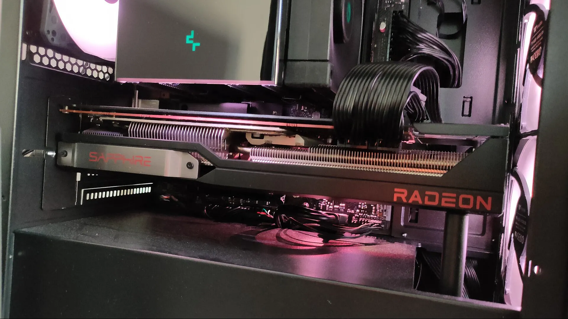 Card đồ họa AMD RX 580 cũ bên trong PC, lựa chọn tuyệt vời cho PC gaming giá rẻ
