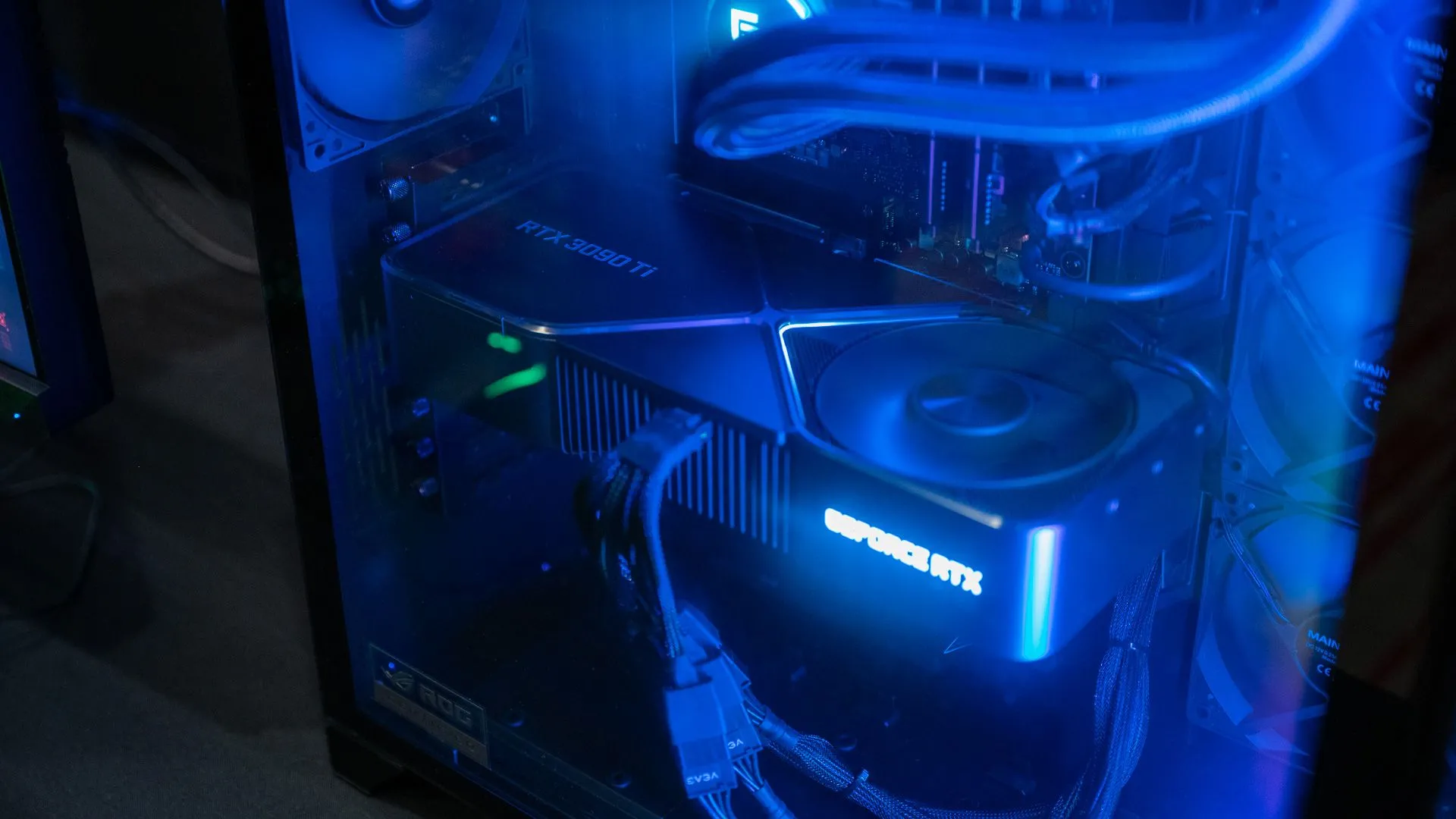 Card đồ họa Nvidia RTX 3090 Ti trong một PC gaming, đại diện cho những GPU có sức ảnh hưởng lớn trong lịch sử ngành công nghiệp