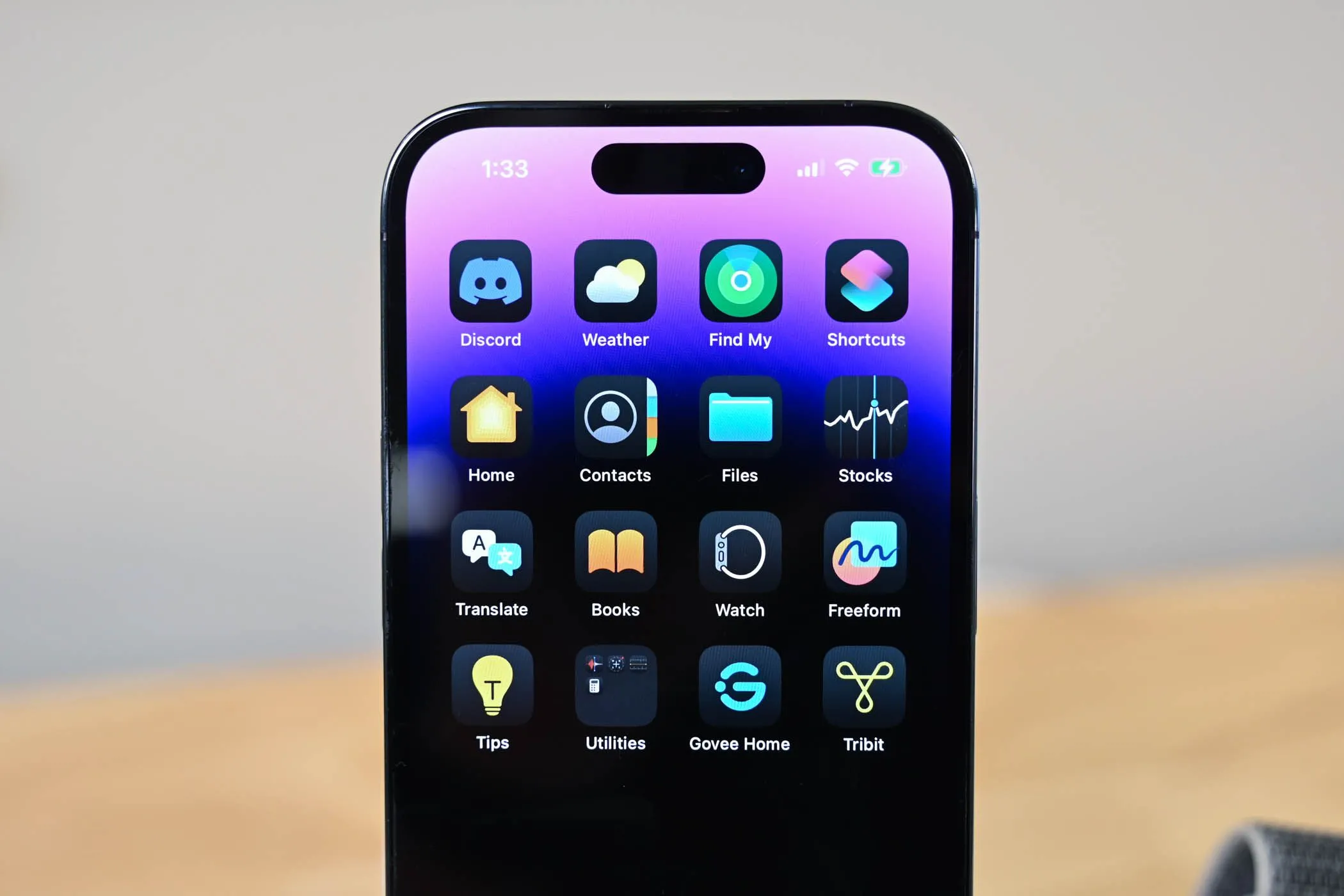Chế độ tối trên màn hình chính iPhone với các biểu tượng ứng dụng màu tối.