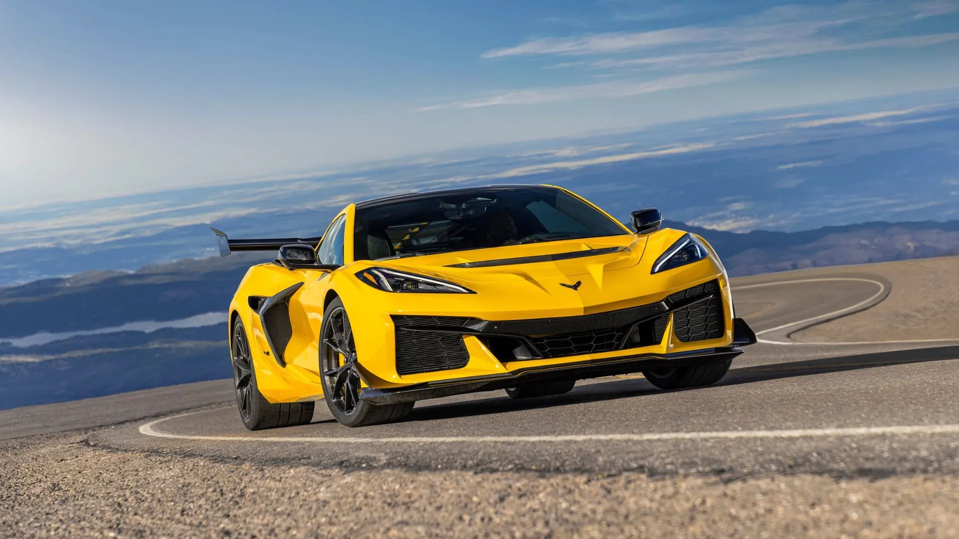 Chiếc Chevrolet Corvette ZR1 coupe đời 2025 màu đỏ thể thao, mẫu siêu xe hiệu năng cao sắp đi vào sản xuất
