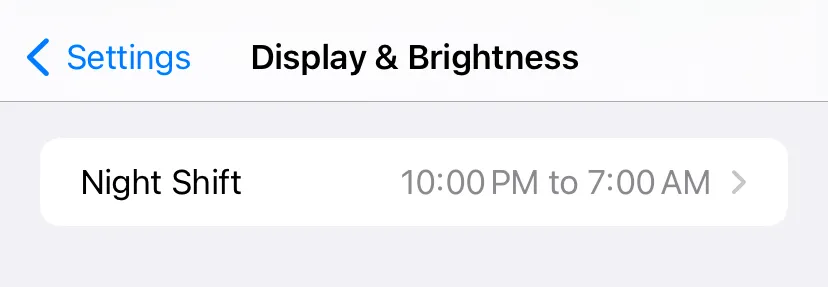 Chọn Night Shift trong cài đặt màn hình và độ sáng iPhone