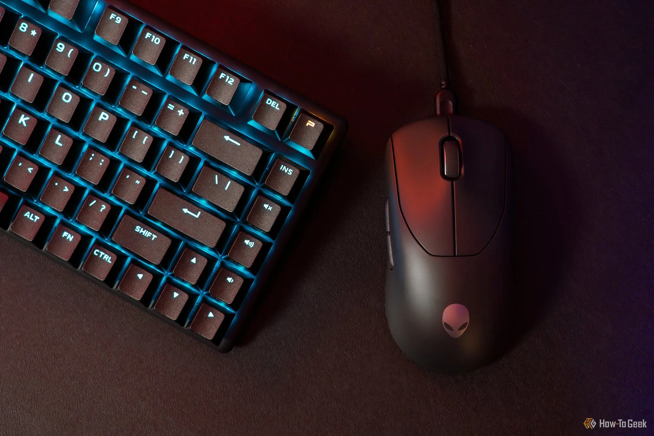 Chuột gaming Alienware Pro Wireless cùng bàn phím cơ bên cạnh, minh họa thiết bị chơi game hiện đại sử dụng polling rate cao.
