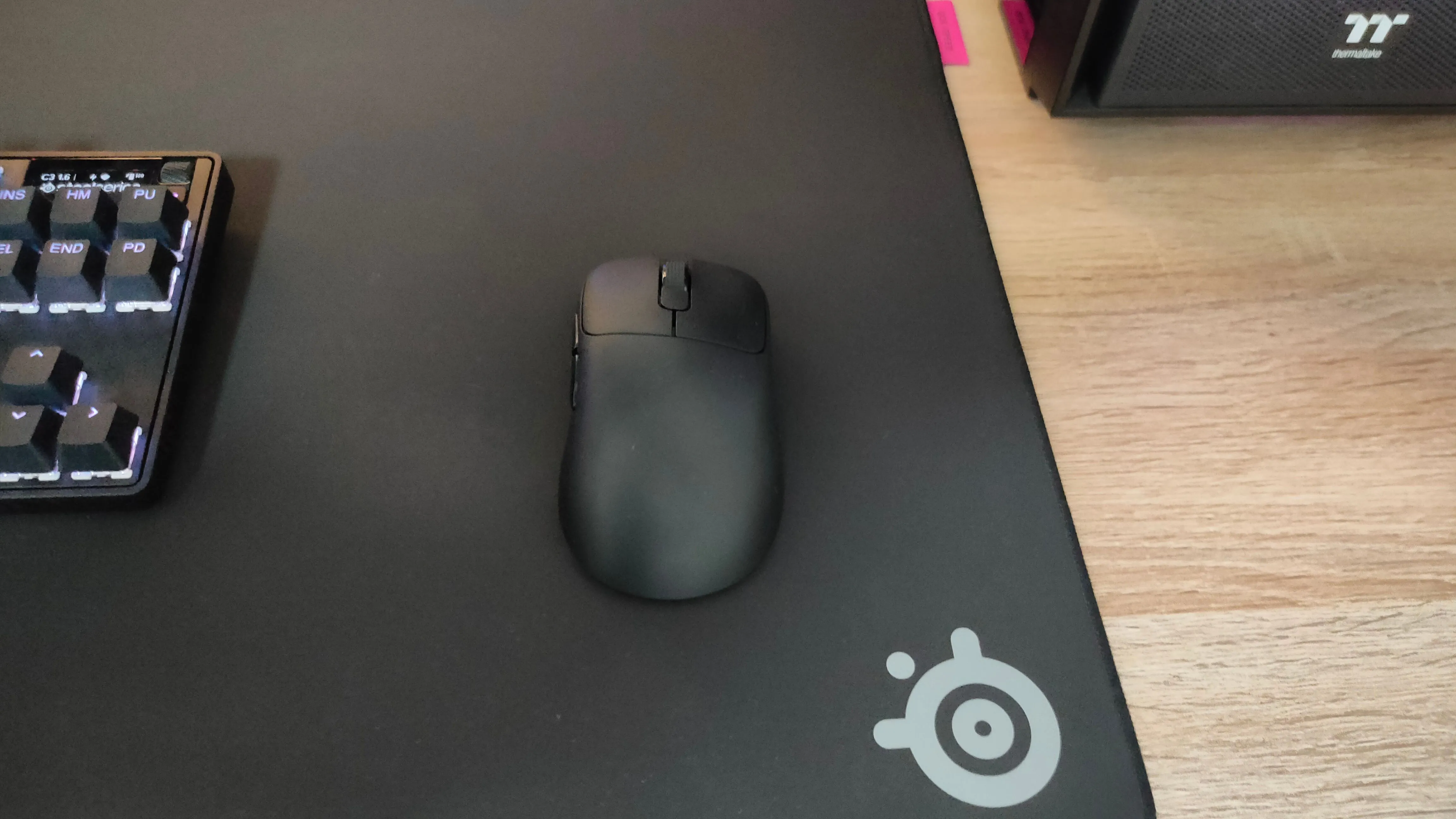 Chuột gaming siêu nhẹ Ajazz AJ179 Pro đang được sử dụng trên bề mặt lót chuột SteelSeries QcK Performance Speed màu đen, thể hiện khả năng lướt mượt mà.
