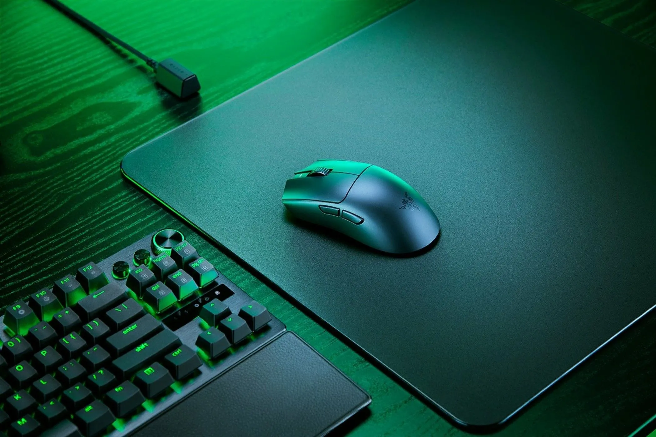 Chuột Razer Viper V3 Pro trên thảm lót chuột gaming