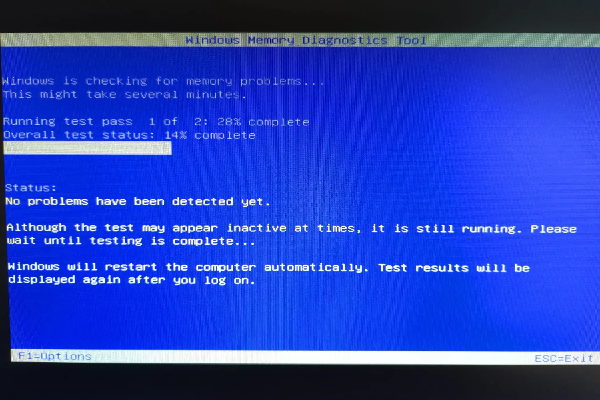 Công cụ Windows Memory Diagnostics đang chạy kiểm tra RAM trên màn hình máy tính