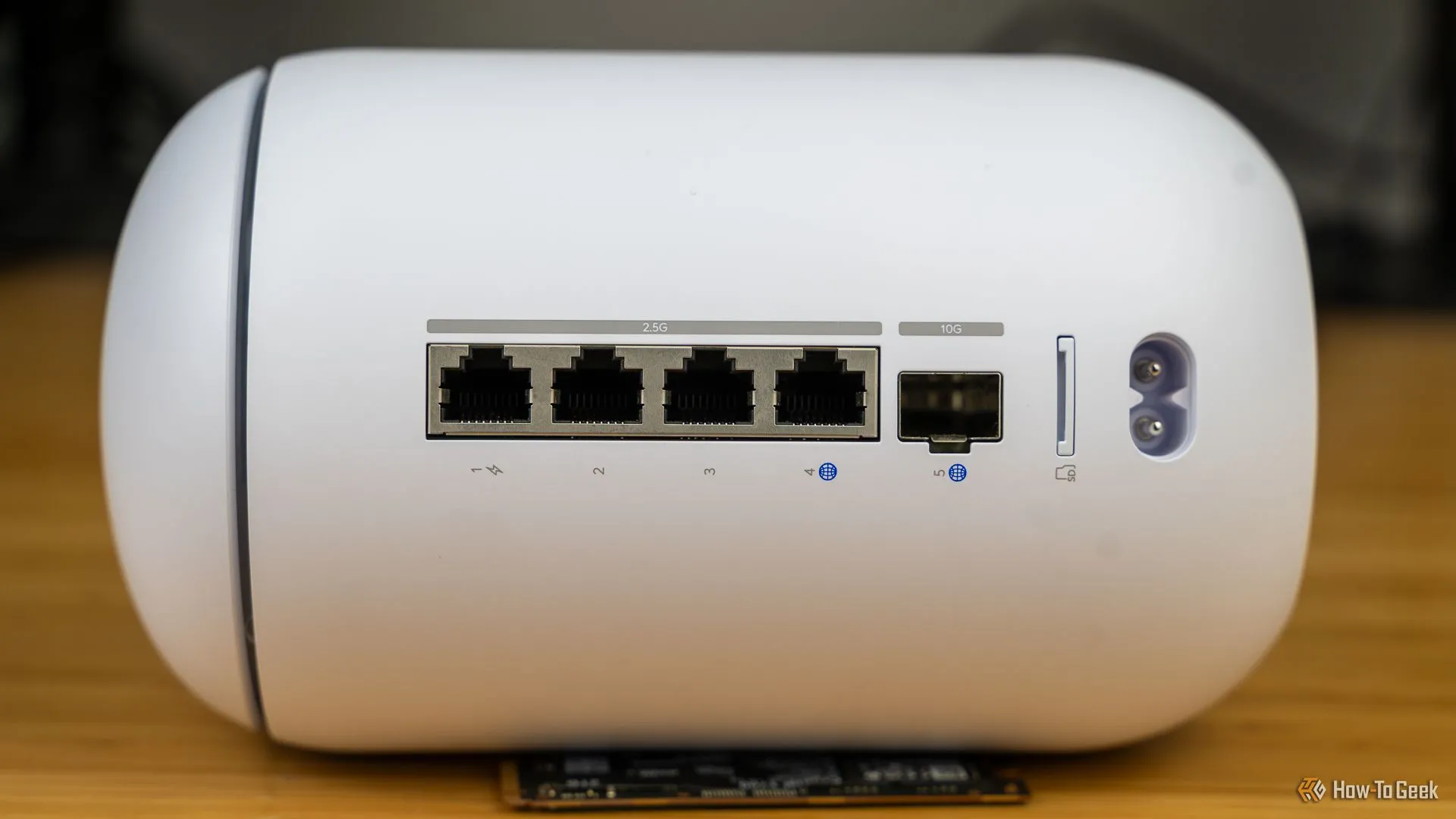Cổng Ethernet Multi-Gigabit và SFP+ ở mặt sau của một thiết bị mạng, minh họa cho khả năng nâng cấp NAS