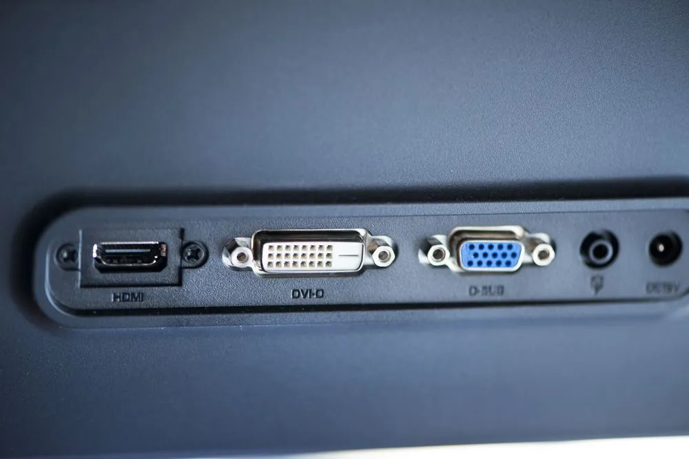 Cổng kết nối HDMI, DVI-D và VGA phổ biến