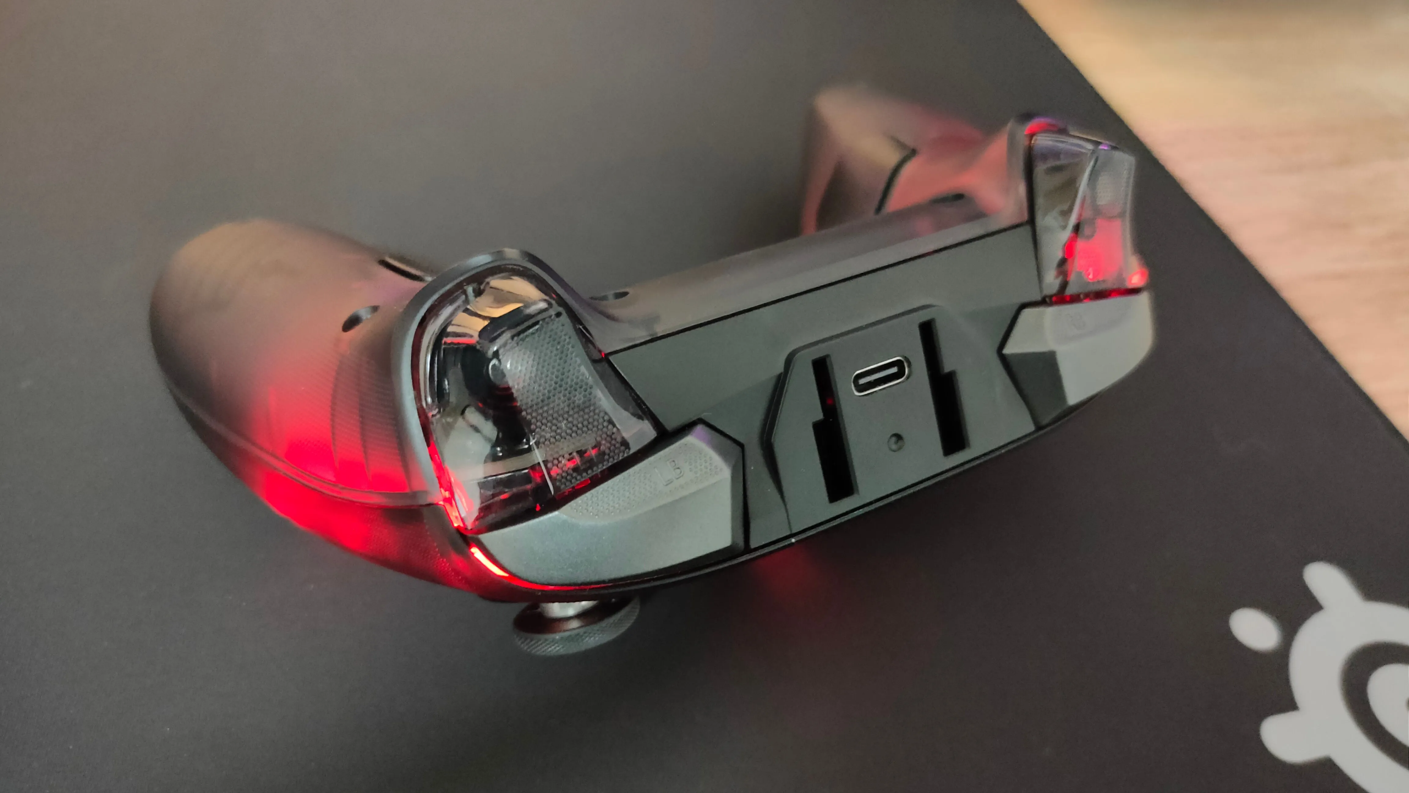 Cổng sạc USB-C và jack tai nghe 3.5mm trên tay cầm GameSir Cyclone 2