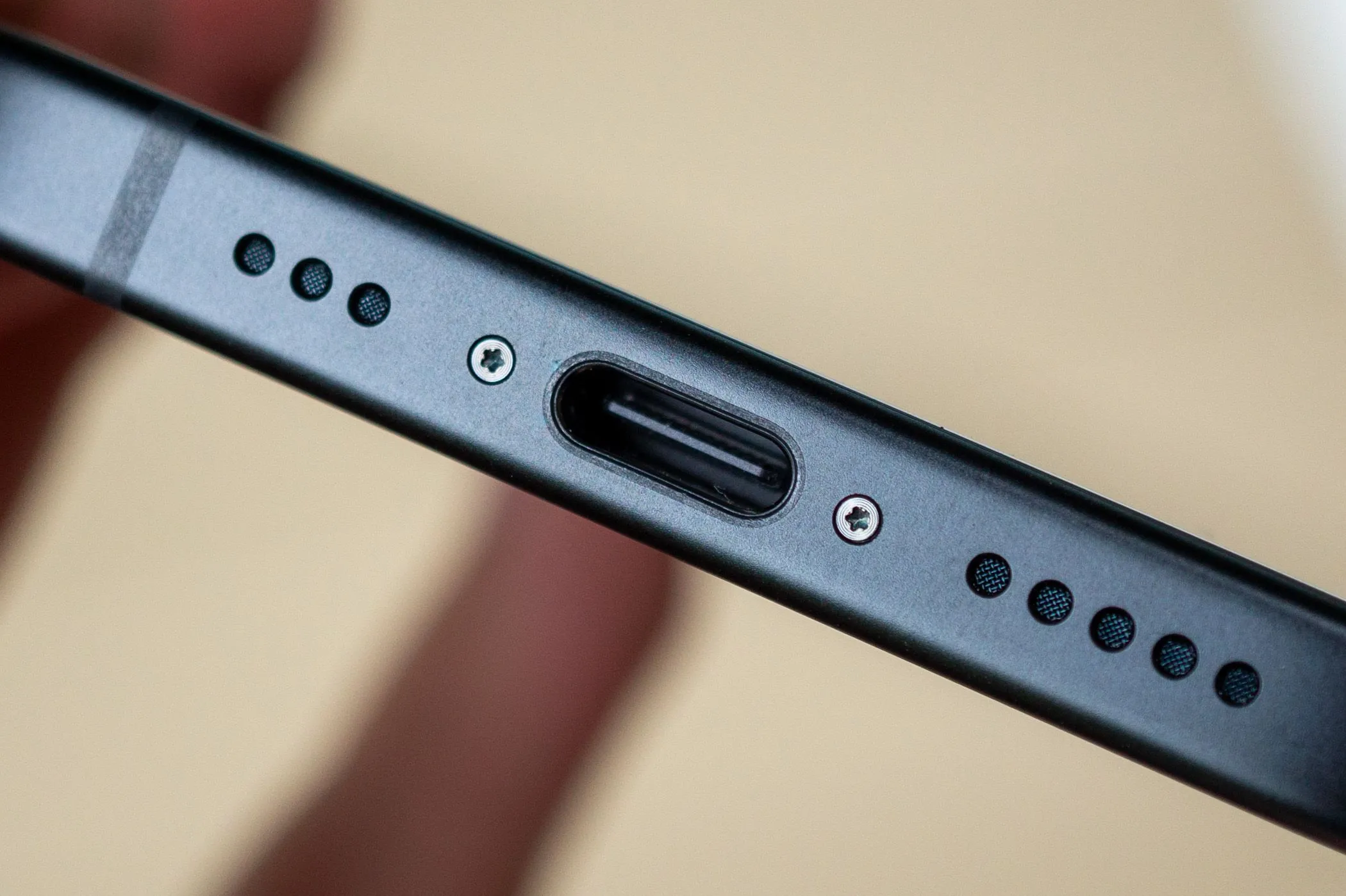 Cổng sạc USB Type-C trên iPhone 15, minh họa sự thay đổi chậm chạp của Apple và mong muốn sạc nhanh hơn trên iPhone 17
