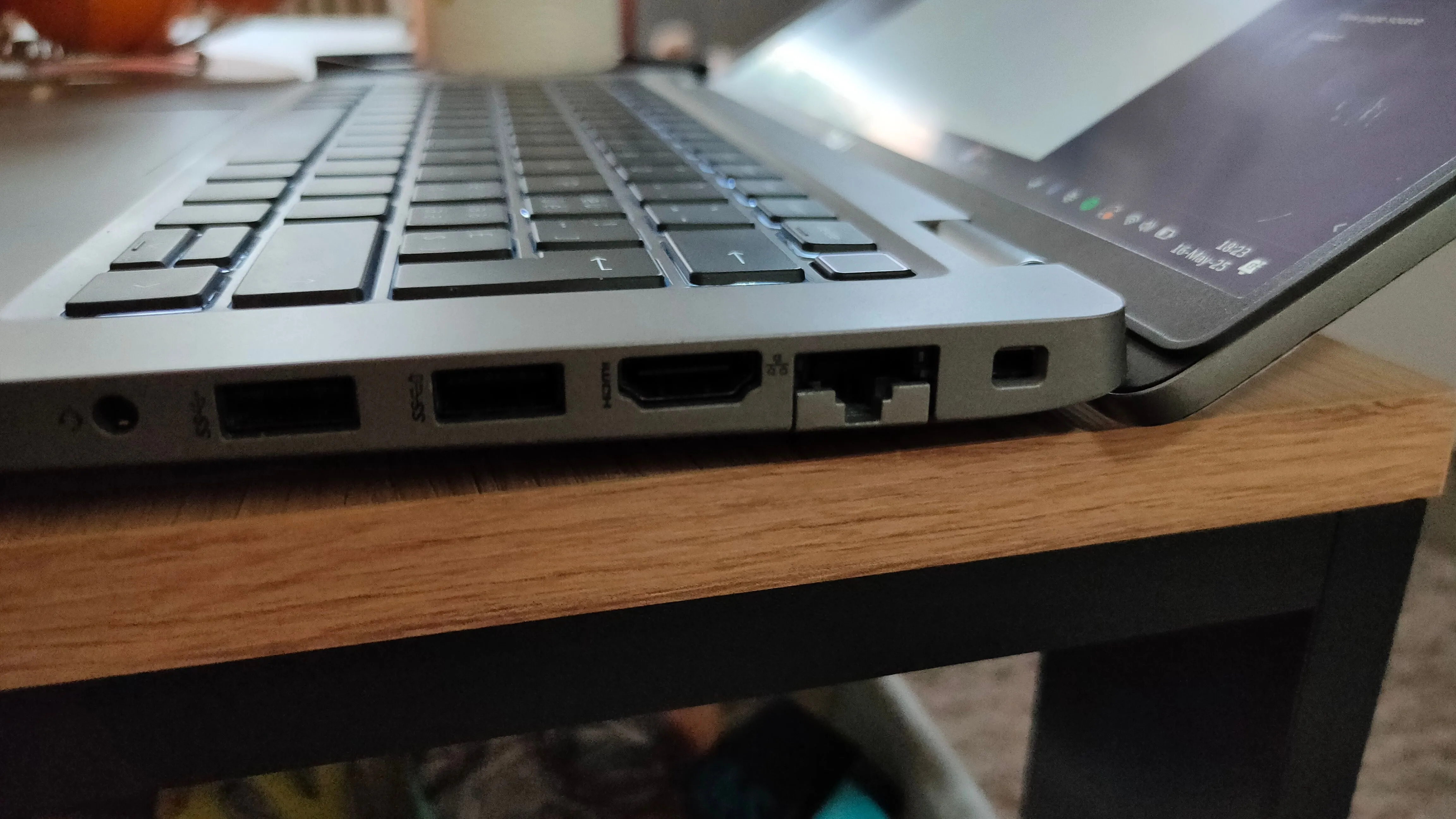 Cổng tai nghe 3.5mm, hai cổng USB-A, cổng HDMI, Ethernet và khóa Kensington trên laptop