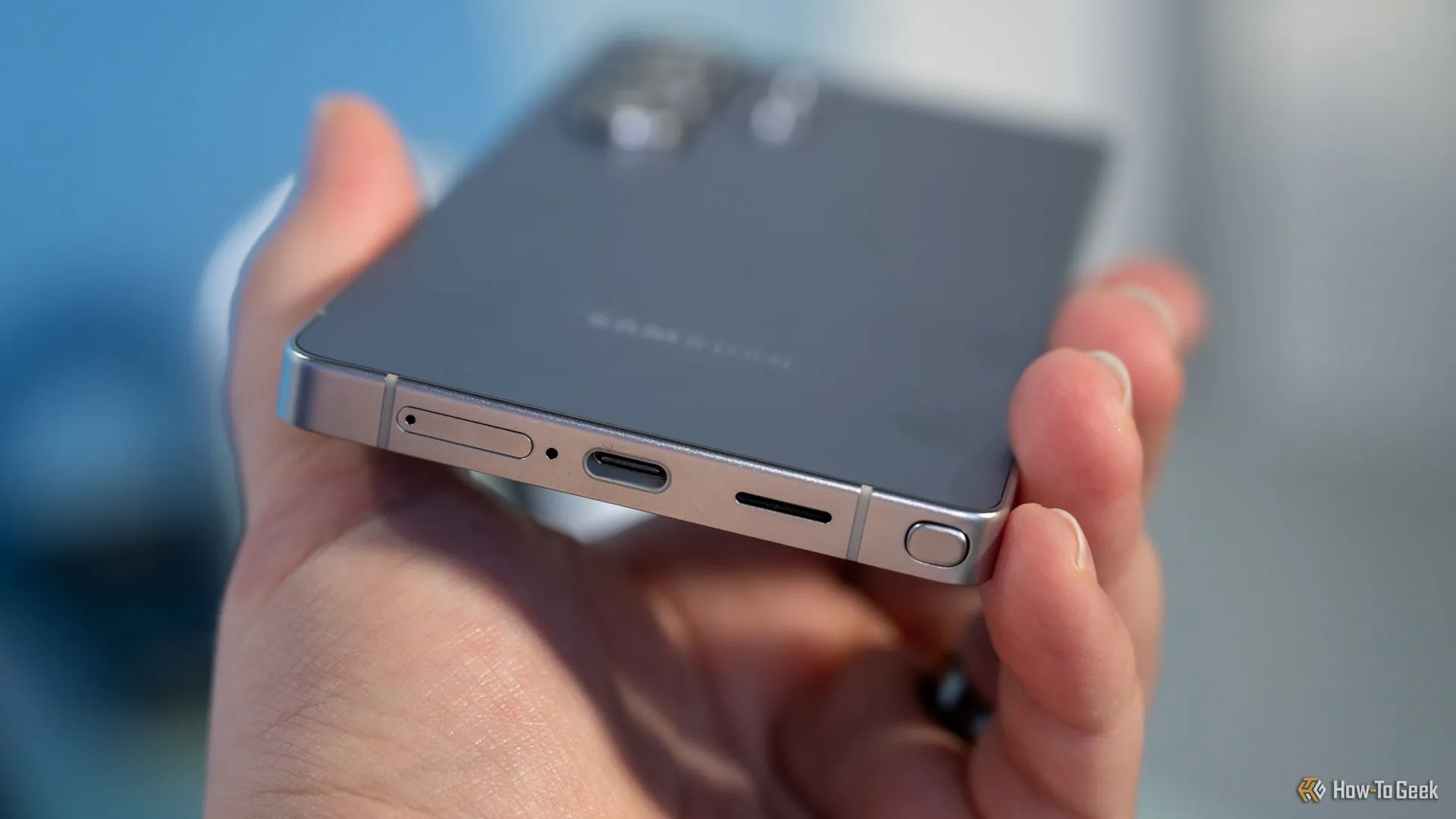 Cổng USB-C, khe SIM và bút S Pen ở cạnh dưới Samsung Galaxy S25 Ultra
