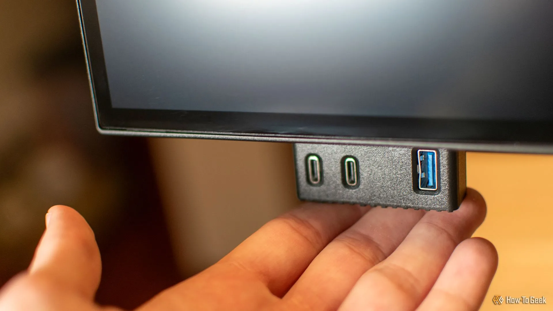Cổng USB pop-out tiện lợi trên màn hình Dell Ultrasharp 27 Thunderbolt Hub