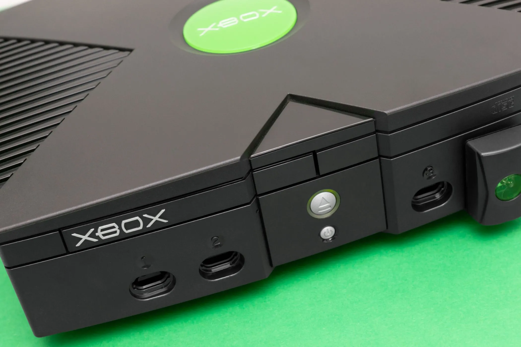 Console Xbox nguyên bản màu đen, góc nhìn trực diện, biểu tượng Xbox xanh lá nổi bật