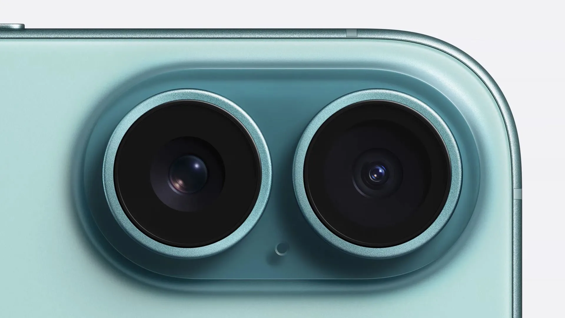 Cụm camera kép được xếp dọc trên mặt lưng iPhone 16
