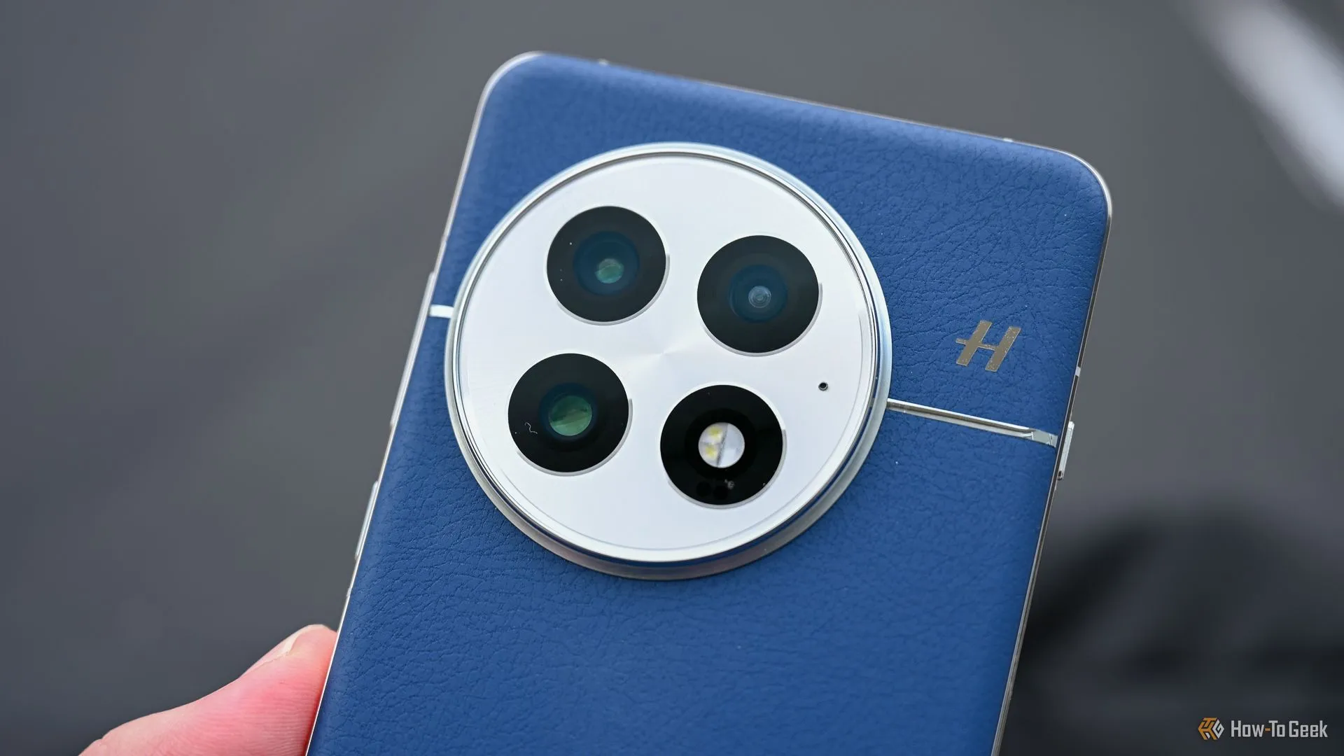 Cụm camera sau ấn tượng của điện thoại OnePlus 13, đang thử nghiệm bản Android 16 beta