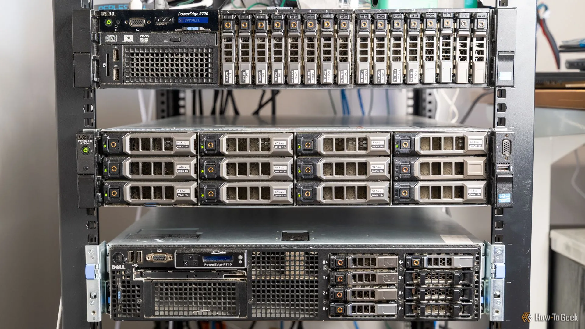 Cụm máy chủ lưu trữ chuyên nghiệp cấp doanh nghiệp được gắn trên tủ rack