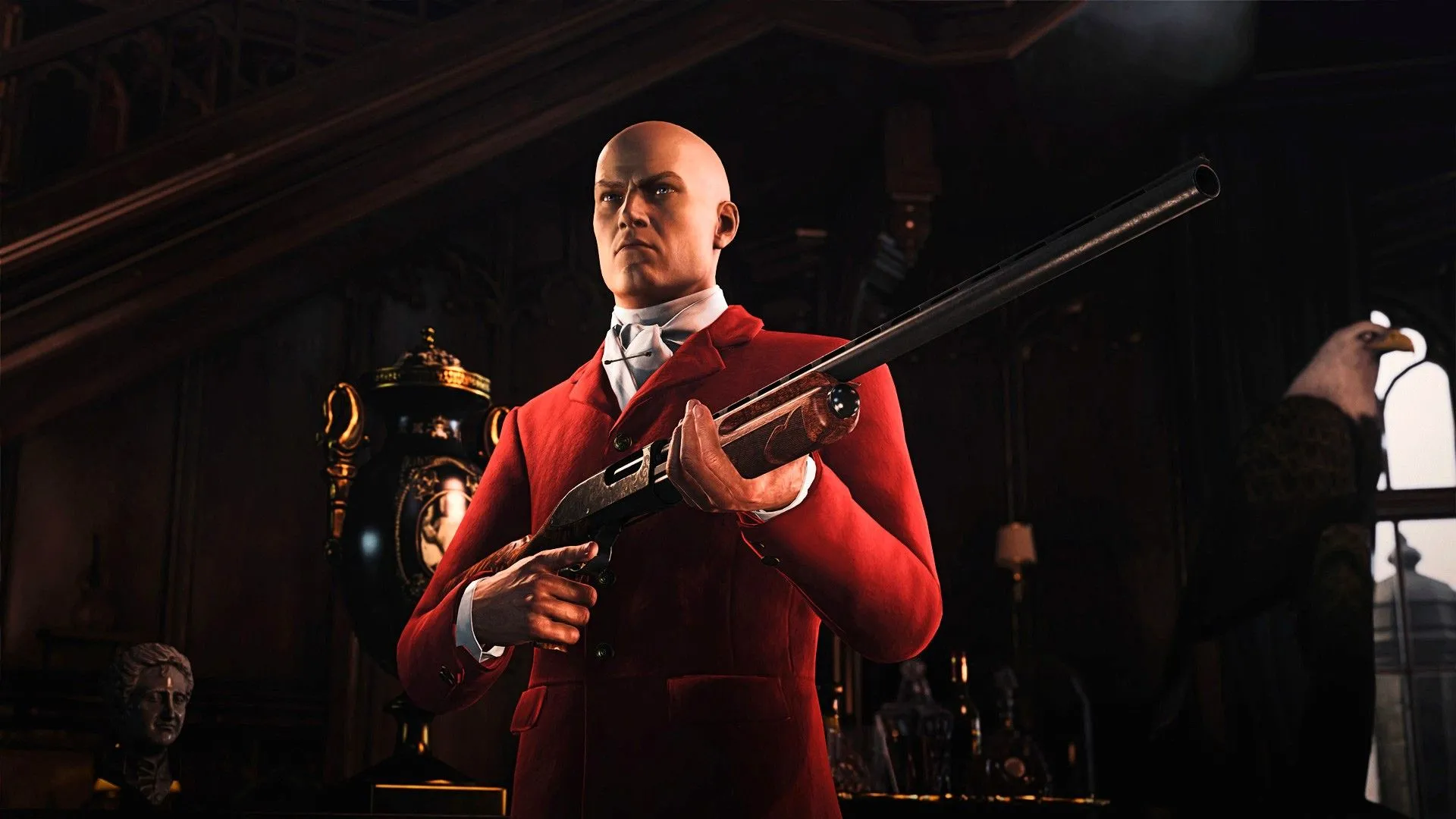 Đặc vụ 47 với bộ đồ đỏ và súng shotgun trong Hitman 3, biểu tượng của sự bí ẩn.