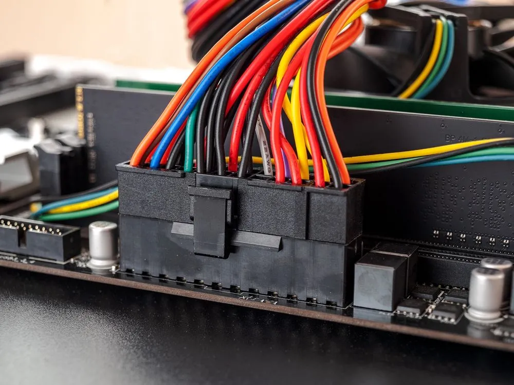 Đầu cắm nguồn ATX 24-pin với các dây màu sắc khác nhau, minh họa vị trí các chân điện áp