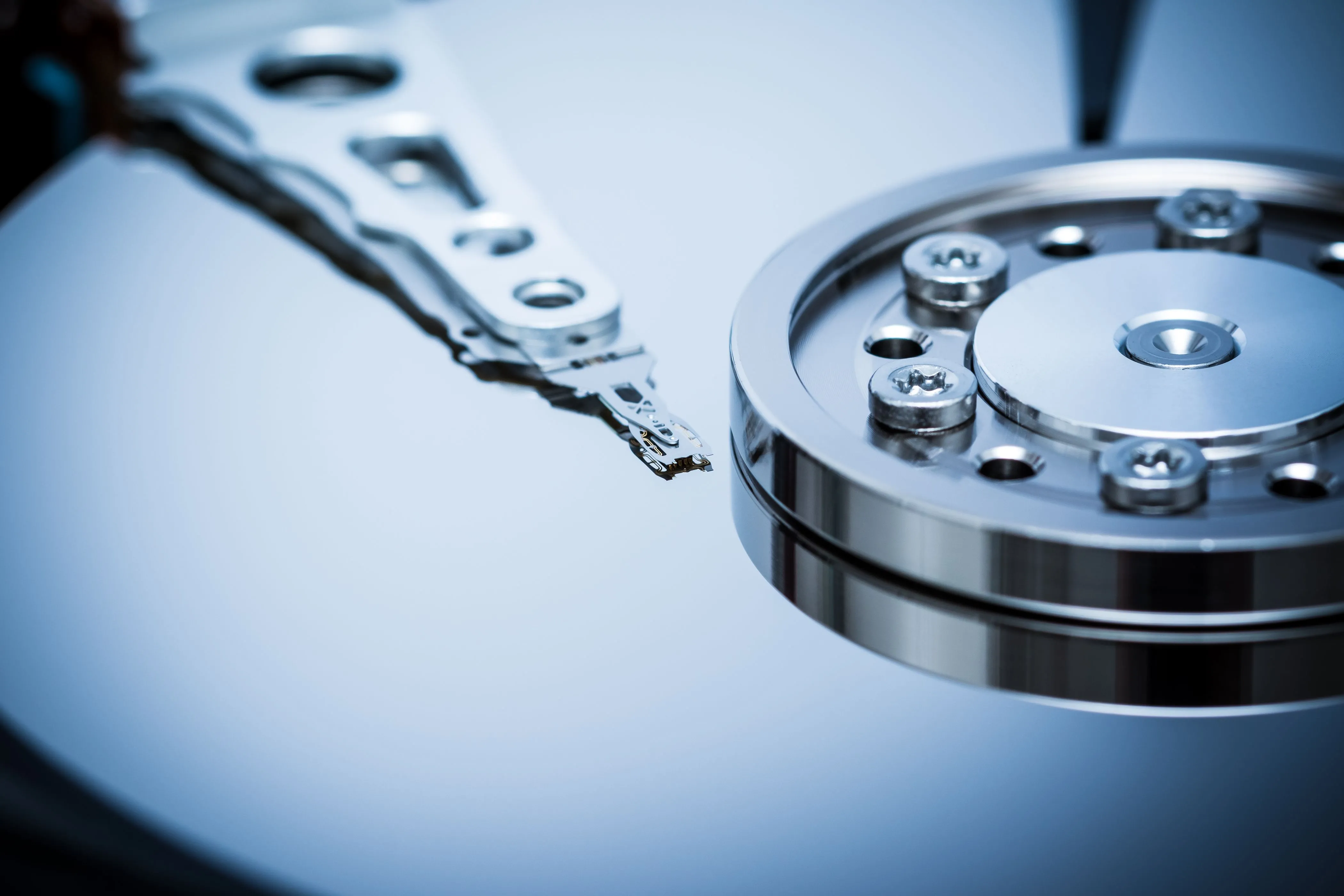 Đầu đọc đang di chuyển trên bề mặt đĩa quay của ổ cứng HDD