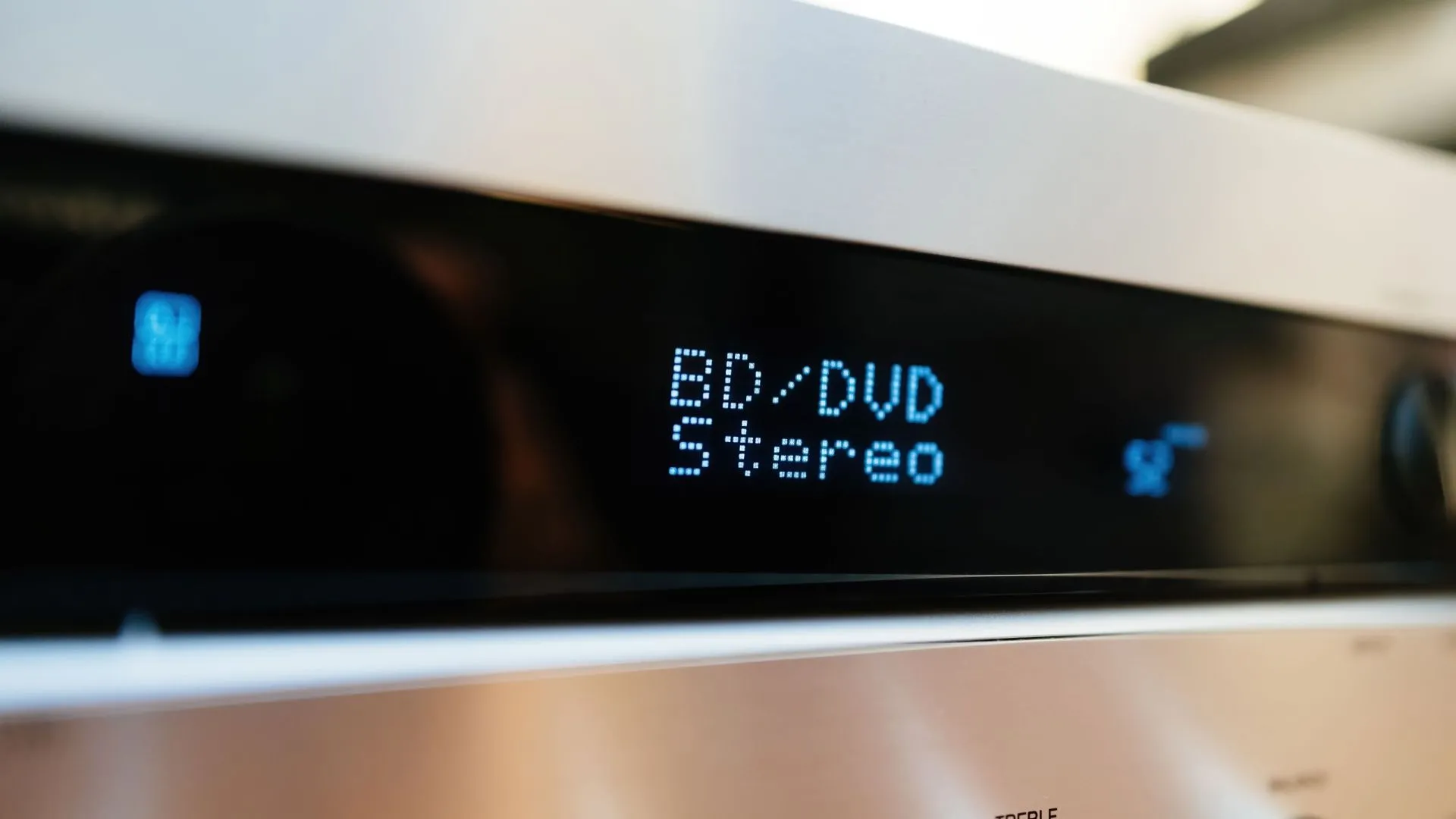 Đầu phát Blu-ray và đĩa phim, tượng trưng cho nguồn nội dung chất lượng cao và các tùy chọn chia sẻ trong Plex.